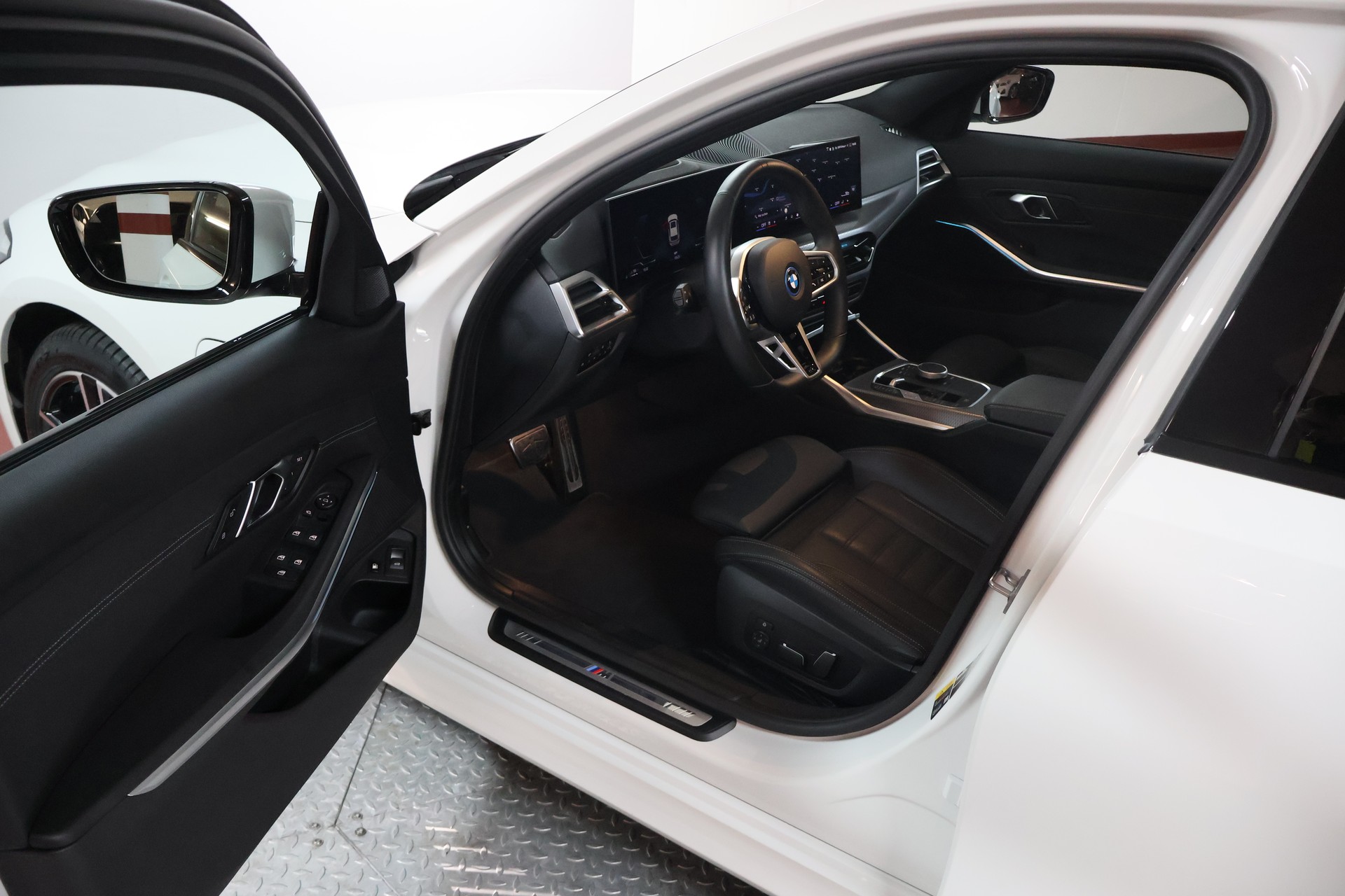 BMW 330e x DriveTouring Steptronic M Sport-image-6