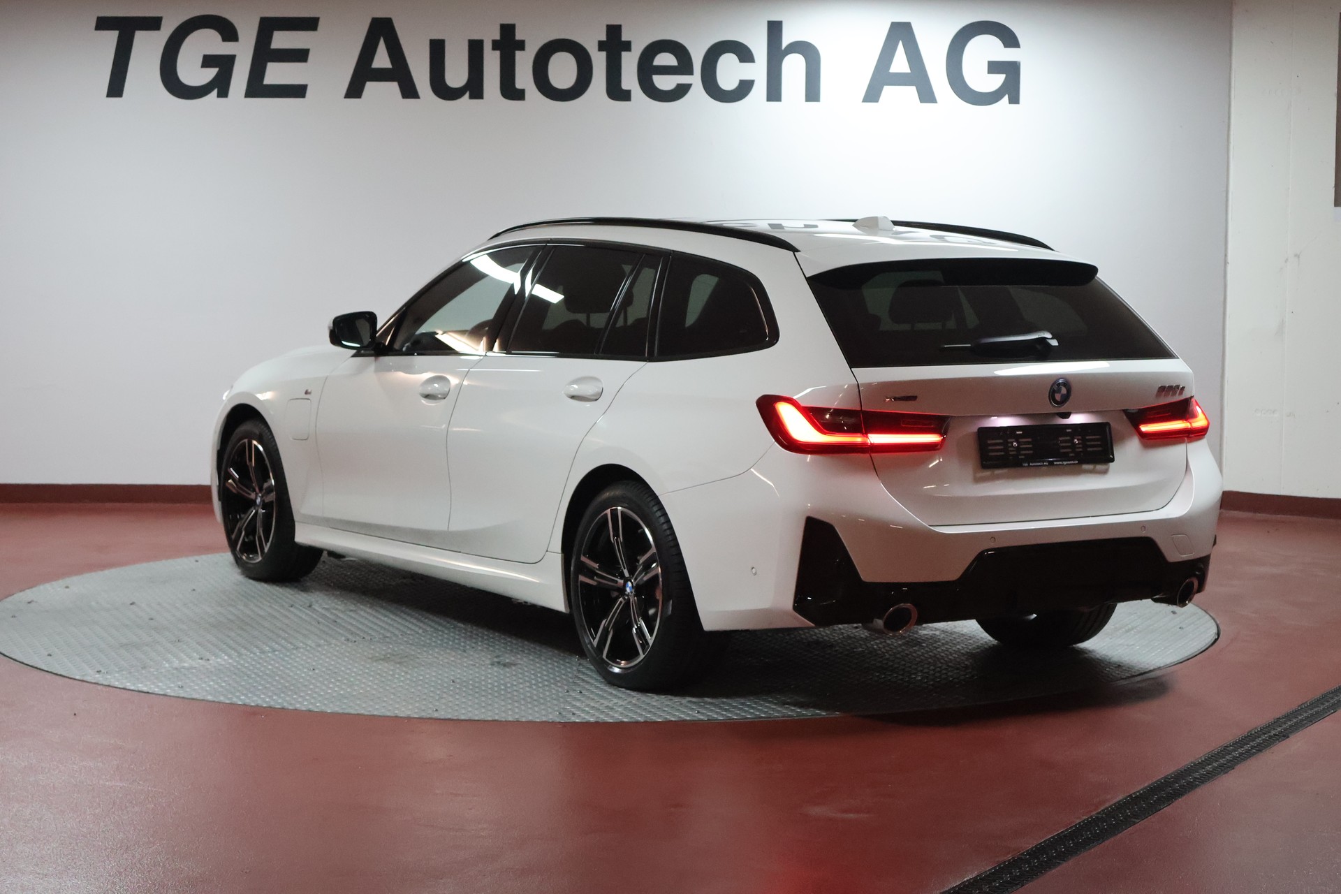 BMW 330e x DriveTouring Steptronic M Sport-image-21