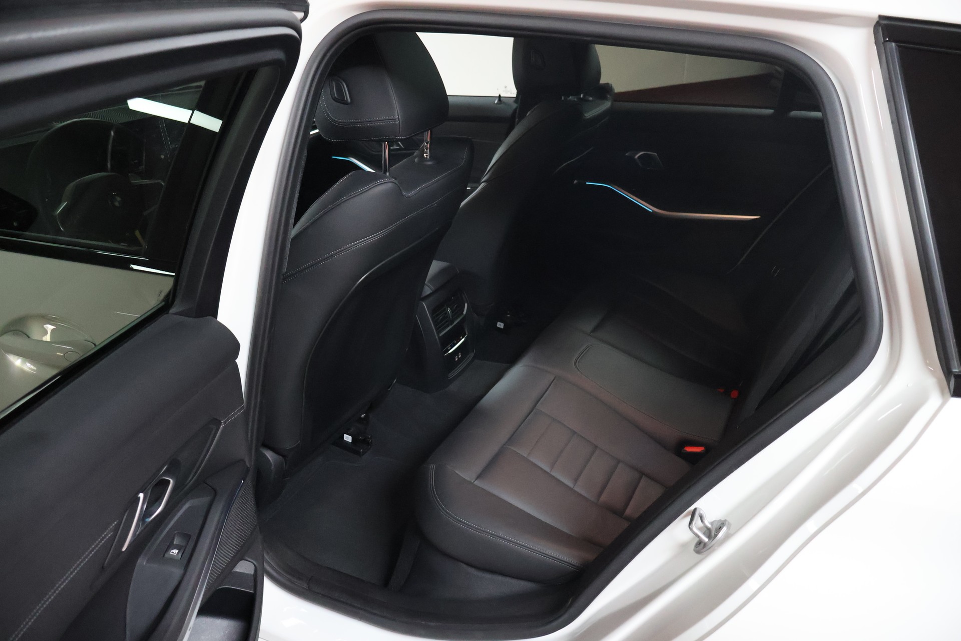 BMW 330e x DriveTouring Steptronic M Sport-image-18