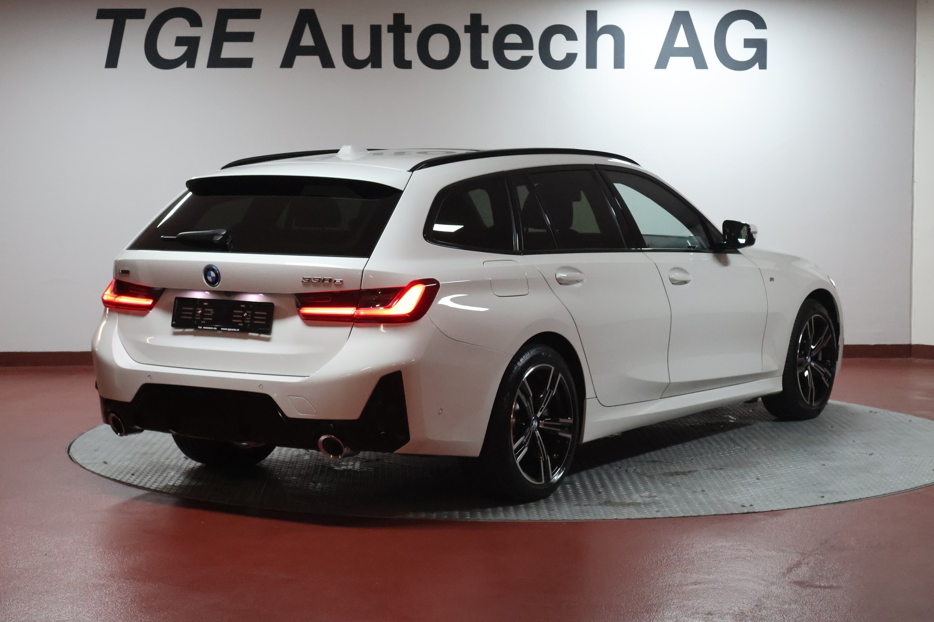 BMW 330e x DriveTouring Steptronic M Sport-image-22