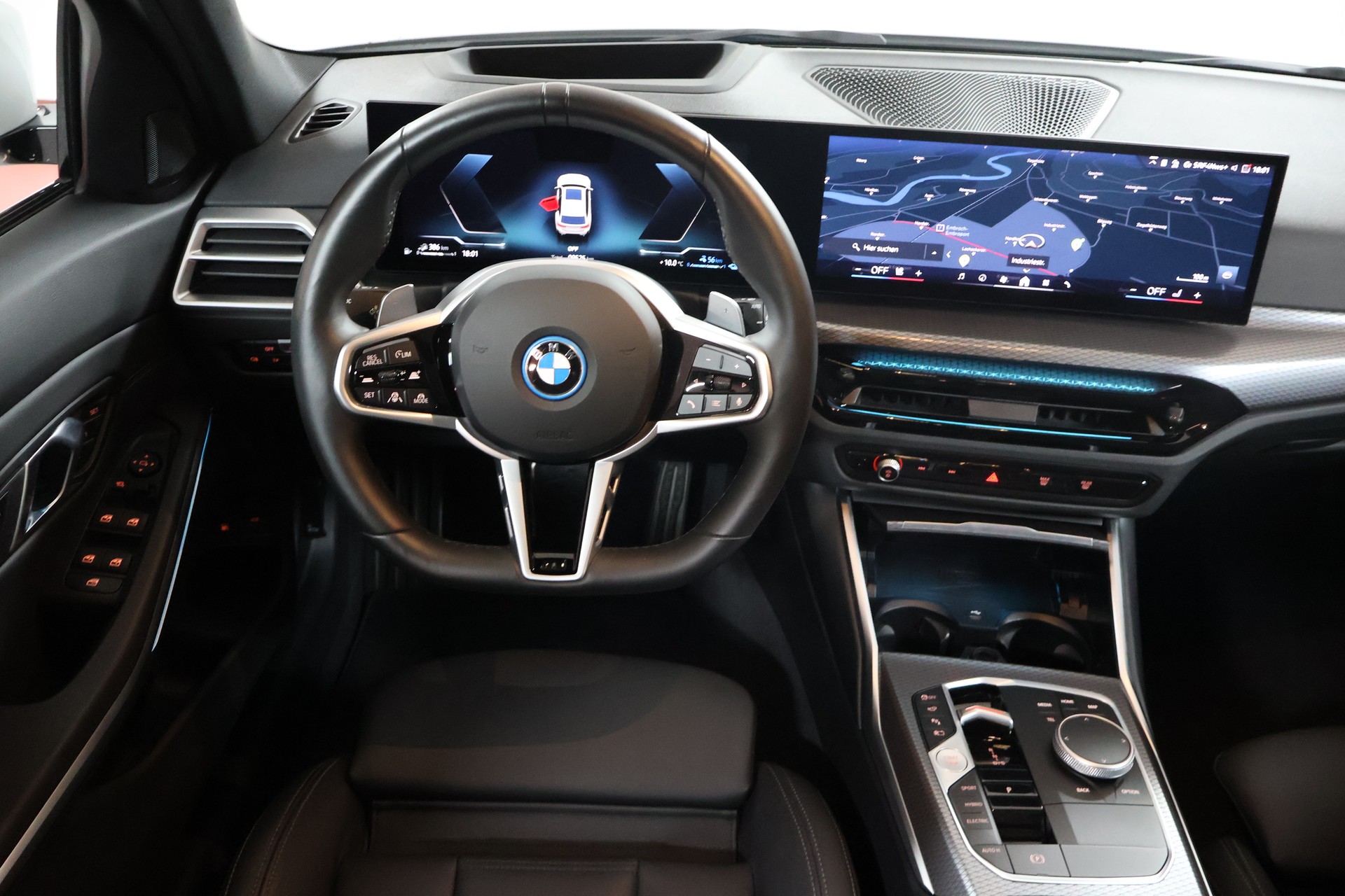 BMW 330e x DriveTouring Steptronic M Sport-image-9