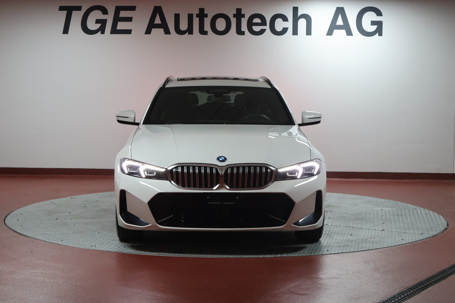 BMW 330e x DriveTouring Steptronic M Sport-image-2