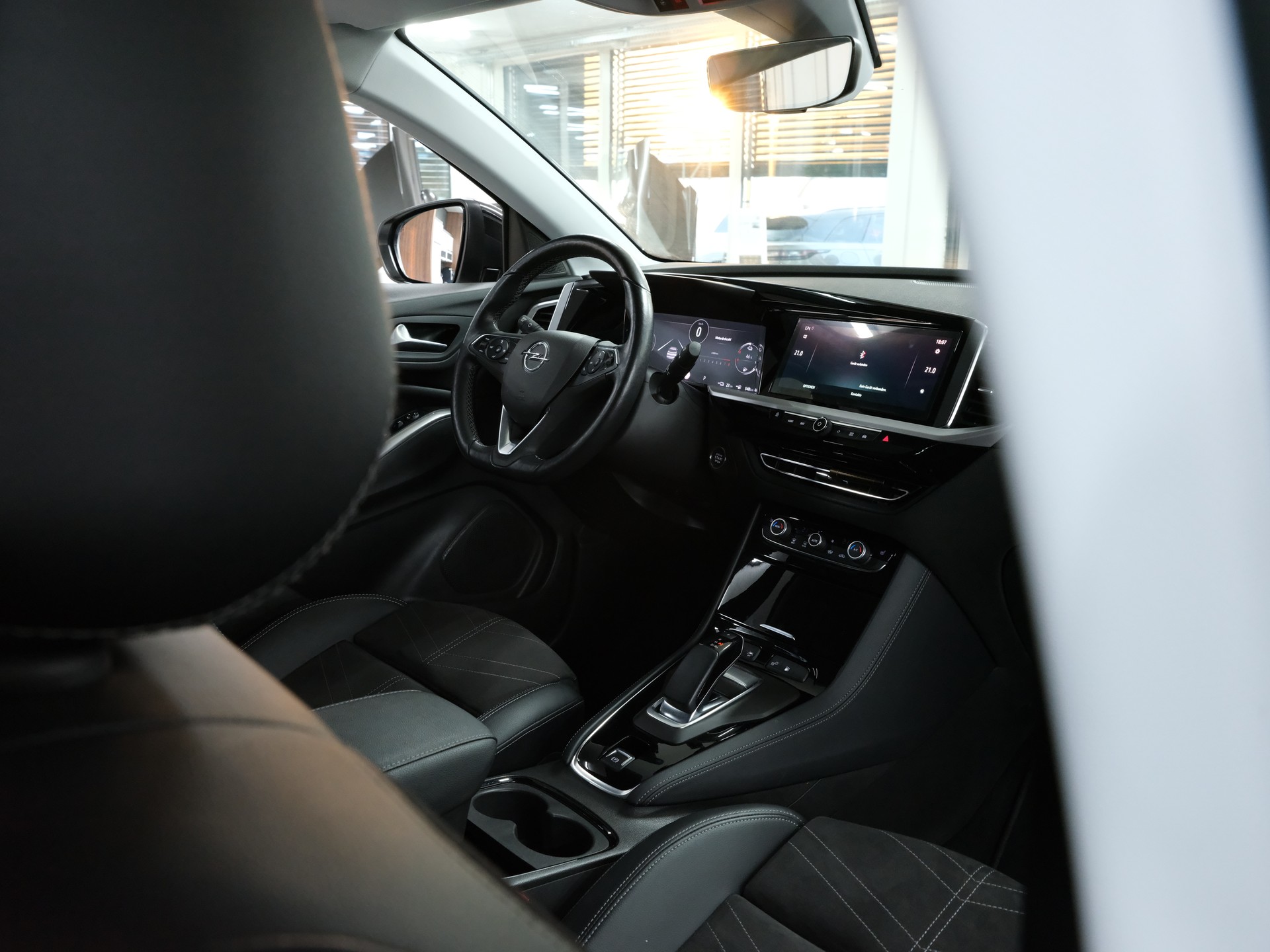 OPEL Grandland 1.6 Hybrid Ultimate Automatik-image-23