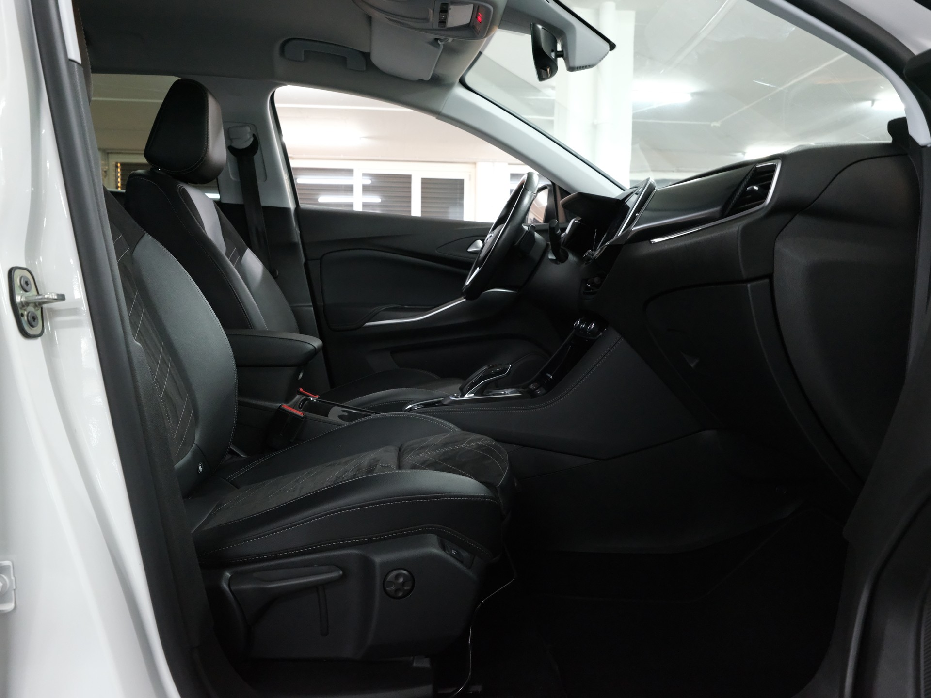 OPEL Grandland 1.6 Hybrid Ultimate Automatik-image-25