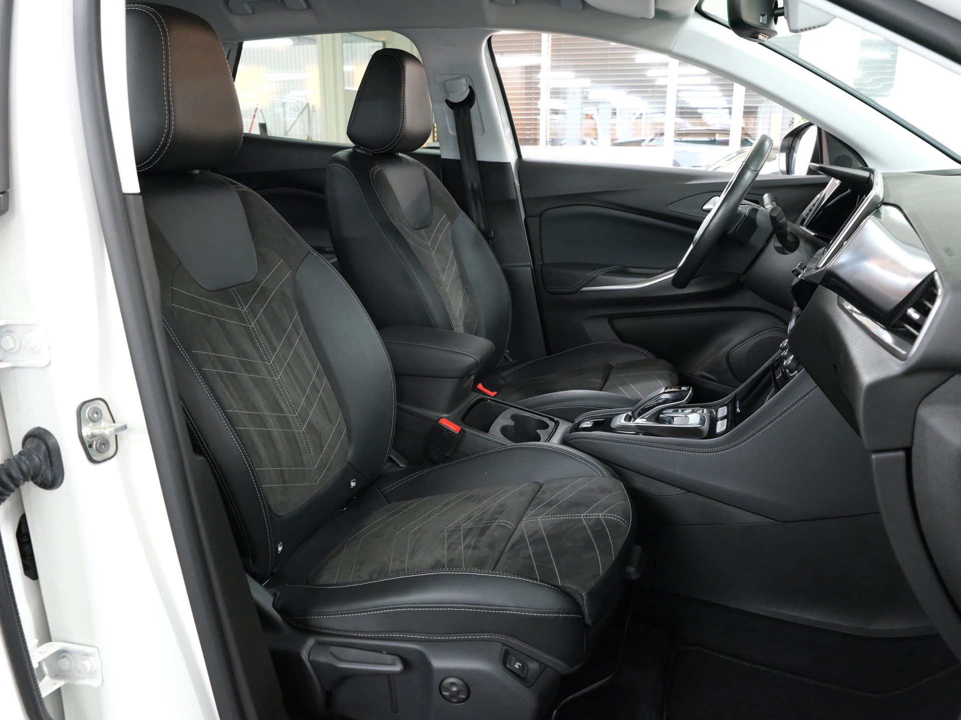OPEL Grandland 1.6 Hybrid Ultimate Automatik-image-26