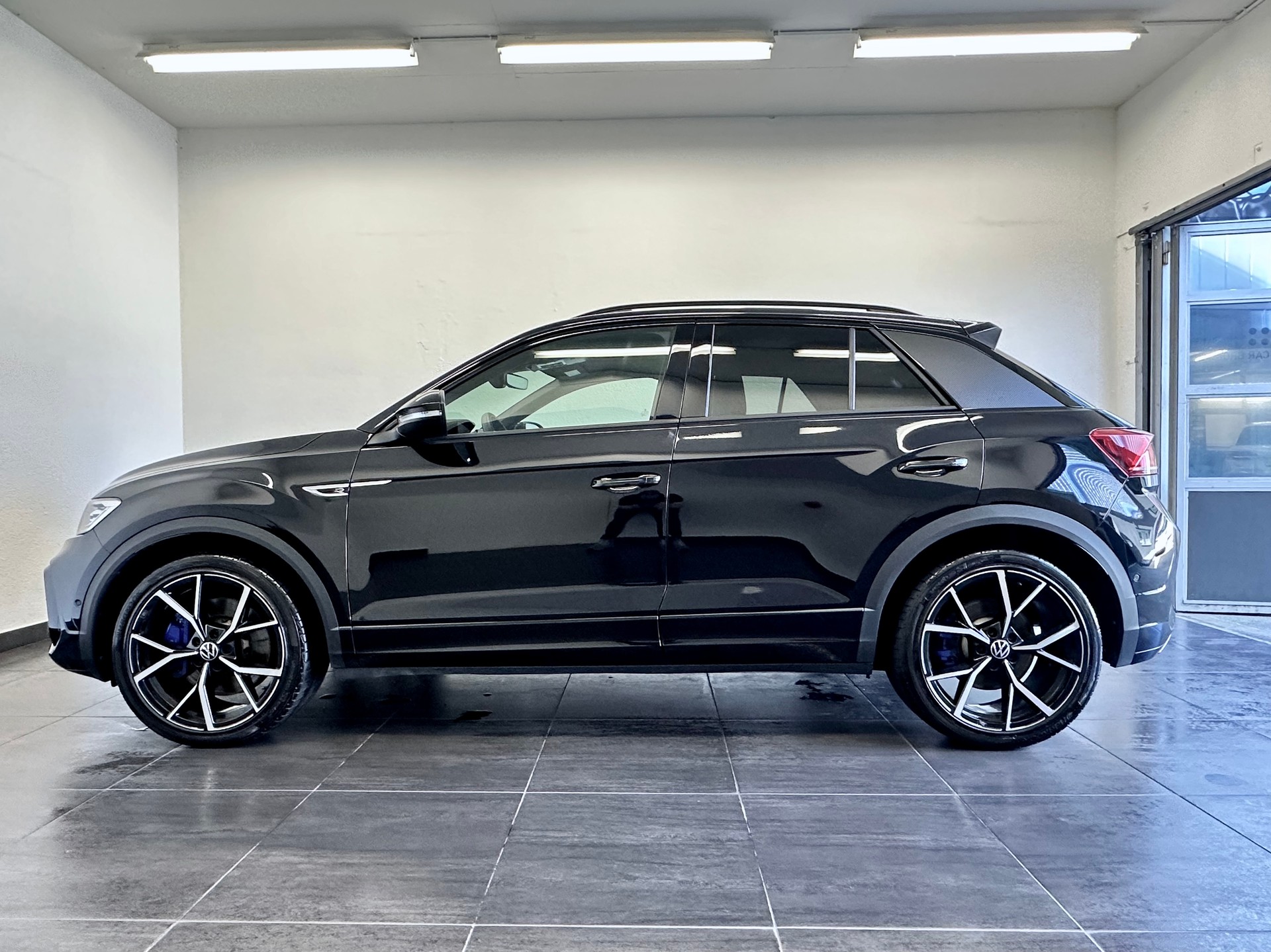 VW T-Roc 2.0 TSI R DSG 4Motion "Akrapovic"-image-6