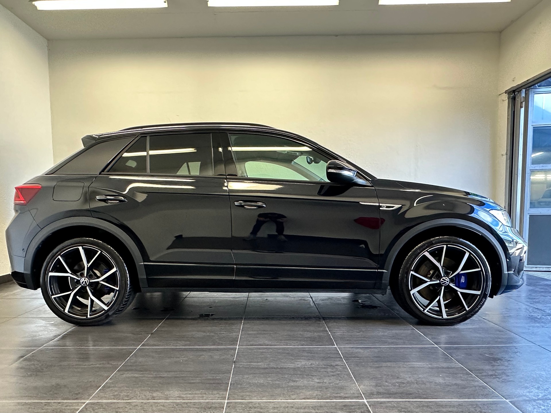 VW T-Roc 2.0 TSI R DSG 4Motion "Akrapovic"-image-3
