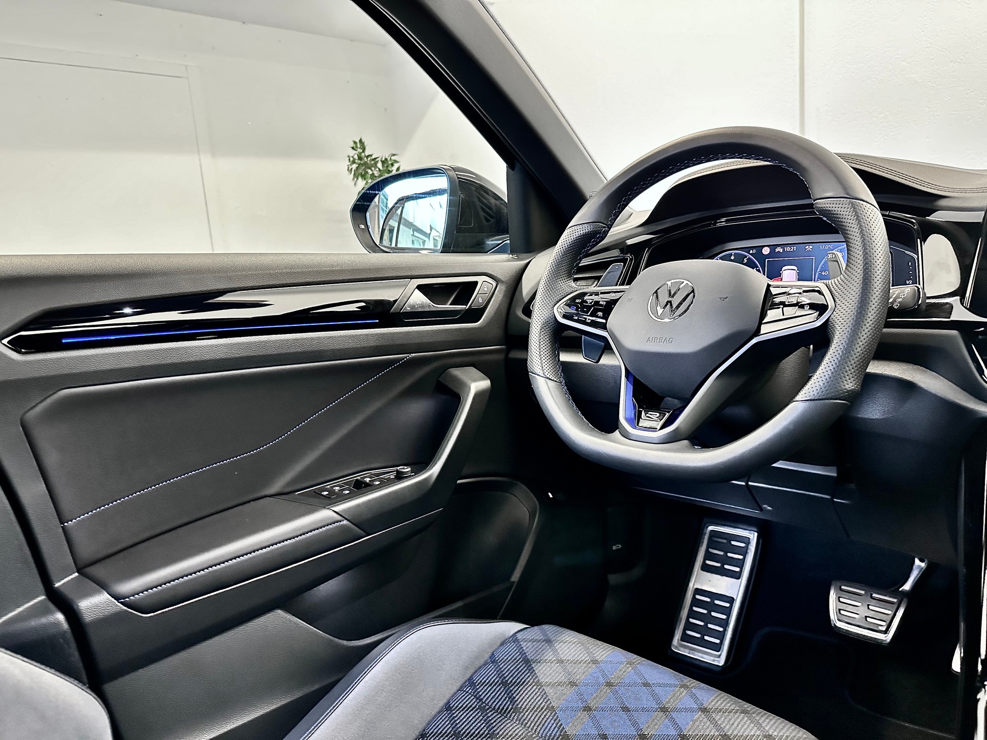 VW T-Roc 2.0 TSI R DSG 4Motion "Akrapovic"-image-16