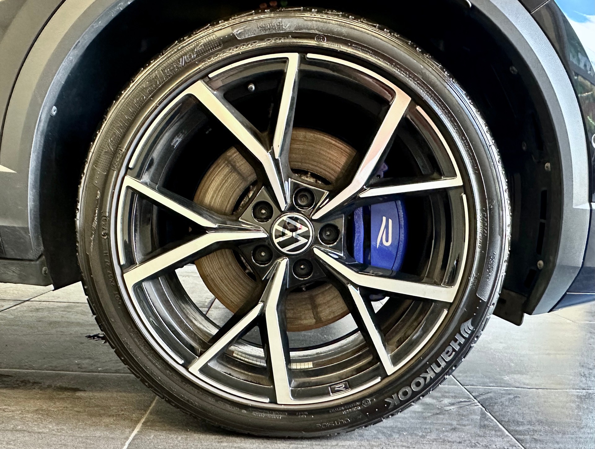 VW T-Roc 2.0 TSI R DSG 4Motion "Akrapovic"-image-4