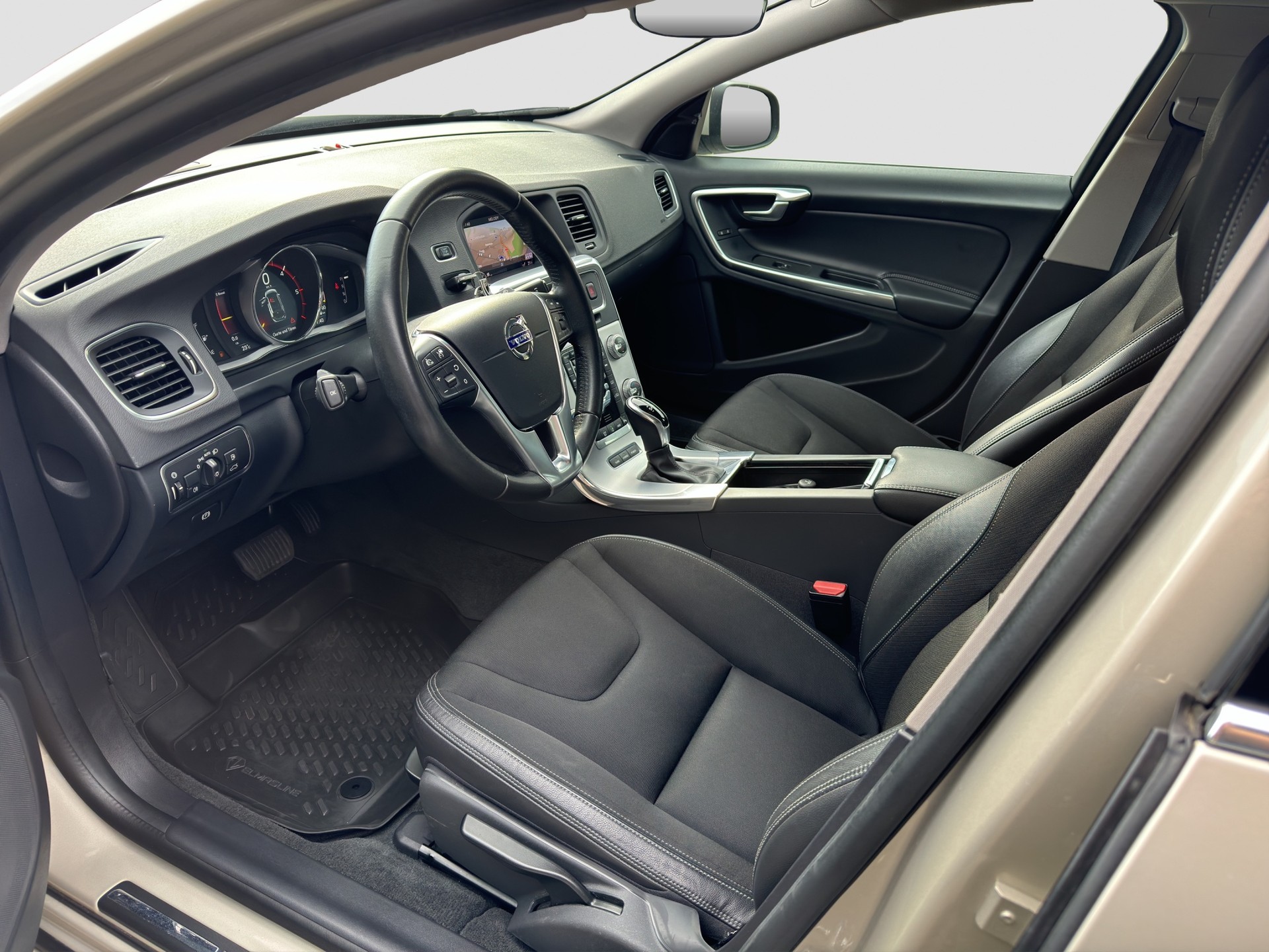 VOLVO V60 D6 AWD Plug-in Hybrid Momentum Geartronic-image-9