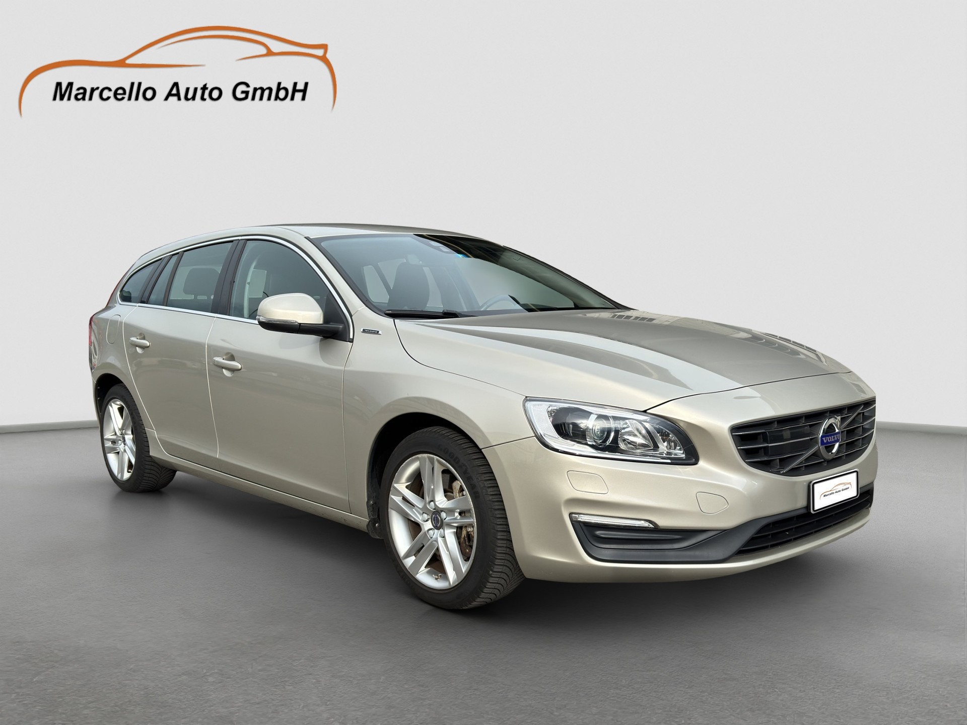 VOLVO V60 D6 AWD Plug-in Hybrid Momentum Geartronic-image-2