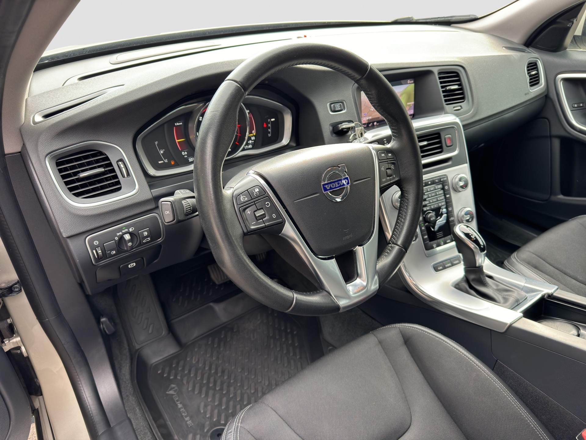 VOLVO V60 D6 AWD Plug-in Hybrid Momentum Geartronic-image-8