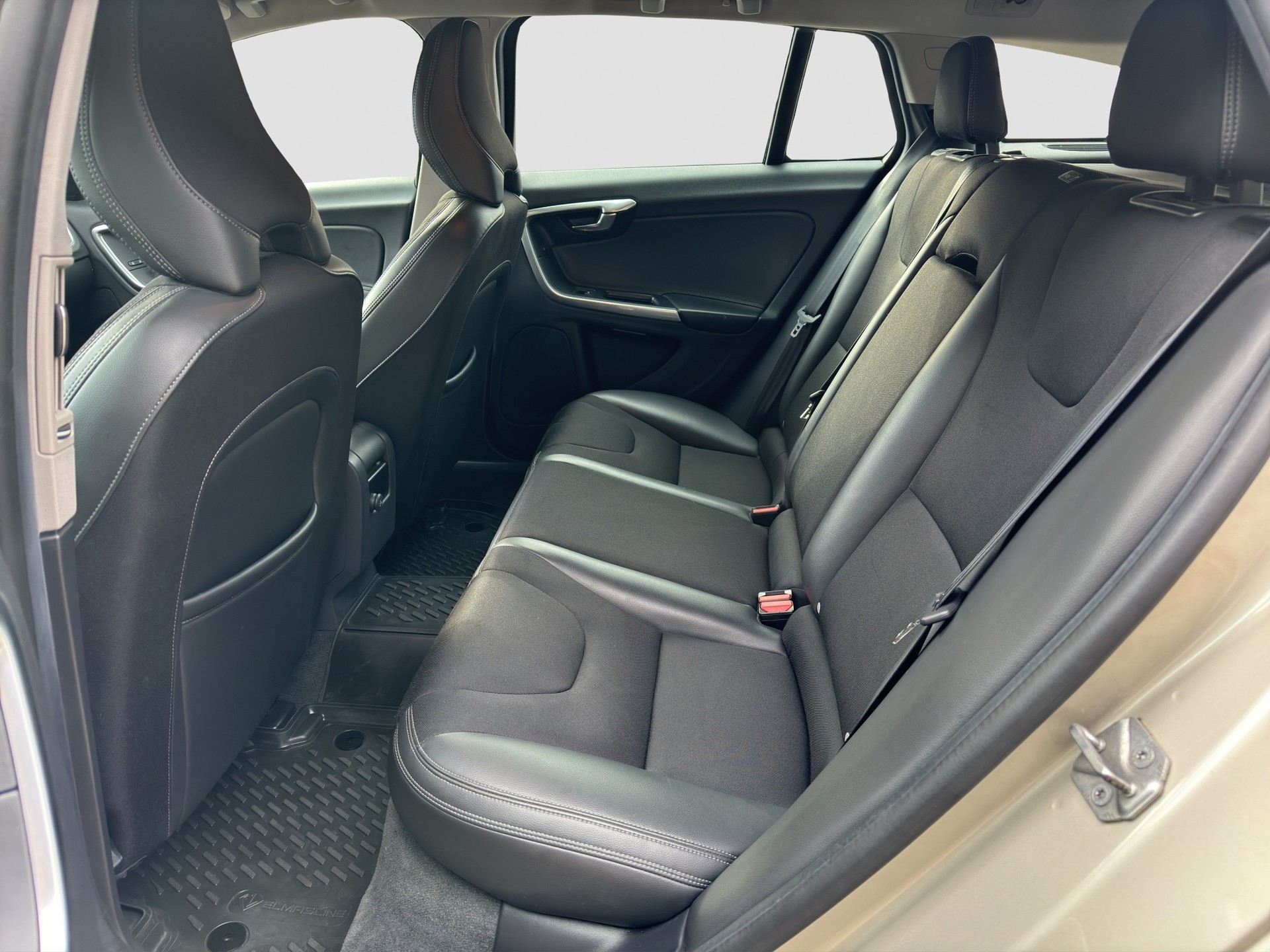 VOLVO V60 D6 AWD Plug-in Hybrid Momentum Geartronic-image-10