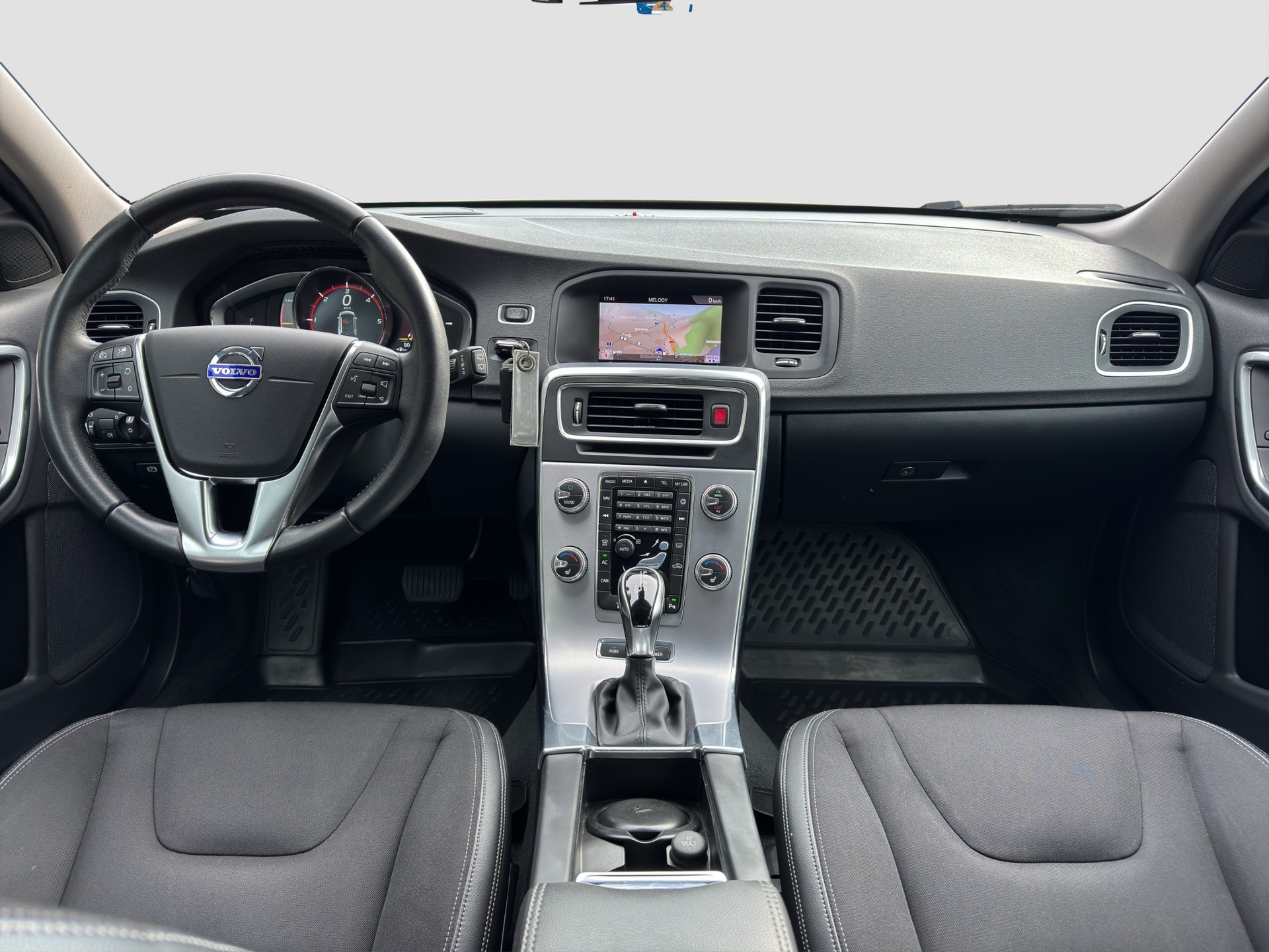 VOLVO V60 D6 AWD Plug-in Hybrid Momentum Geartronic-image-3