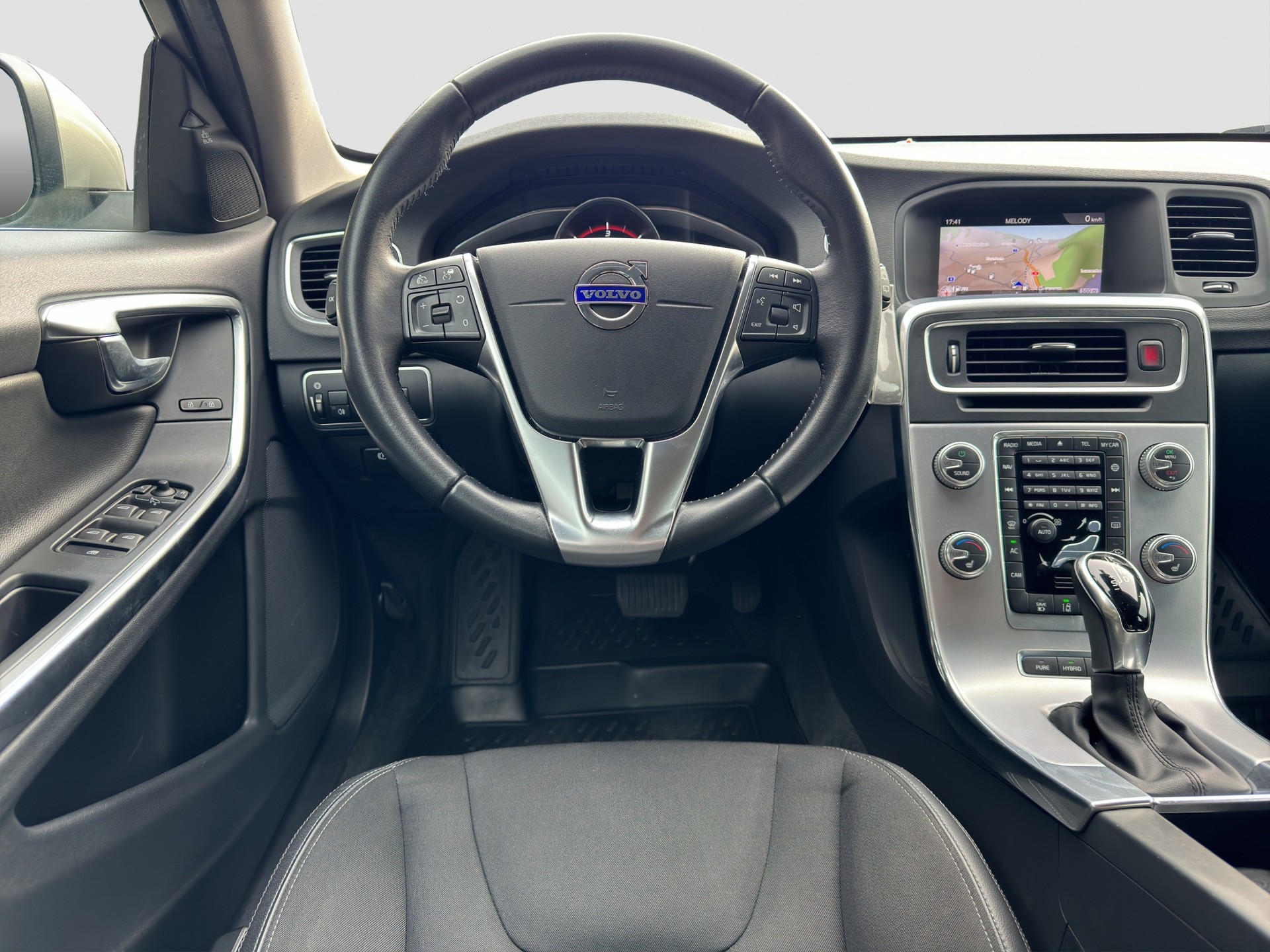VOLVO V60 D6 AWD Plug-in Hybrid Momentum Geartronic-image-7