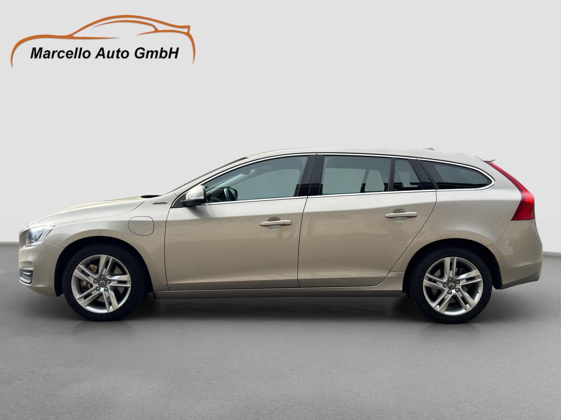 VOLVO V60 D6 AWD Plug-in Hybrid Momentum Geartronic-image-1