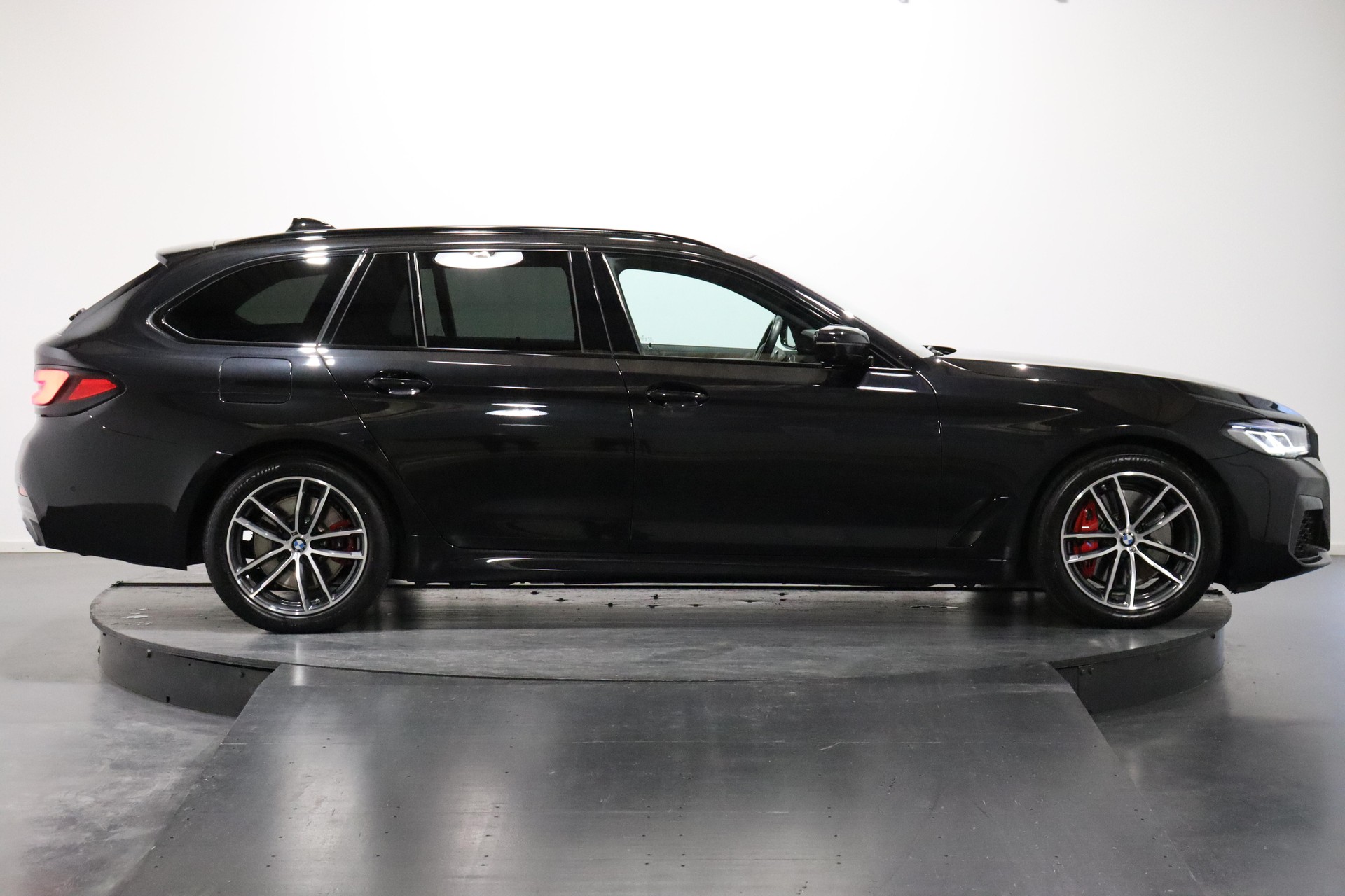 BMW 530e xDrive SAG Touring-image-3