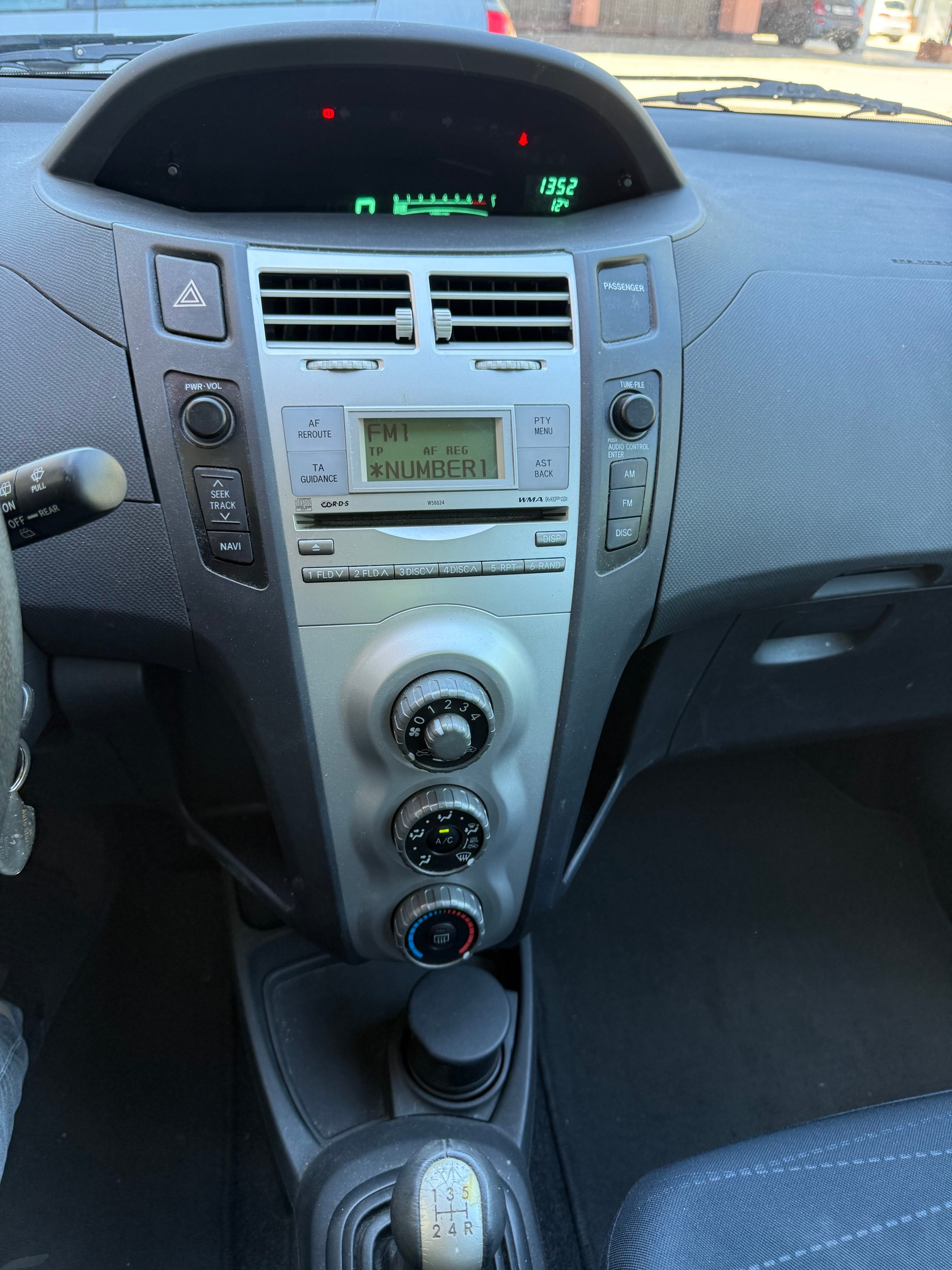 TOYOTA Yaris 1.3 City-image-8