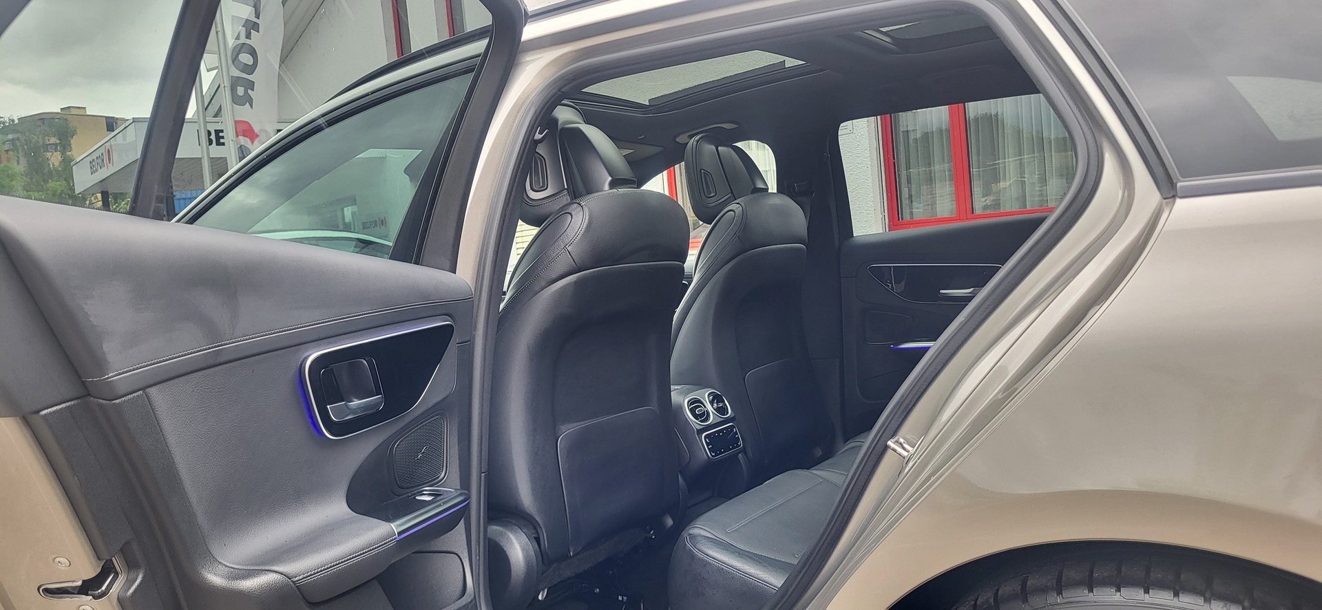 MERCEDES-BENZ C 220 d T AMG Line-image-12