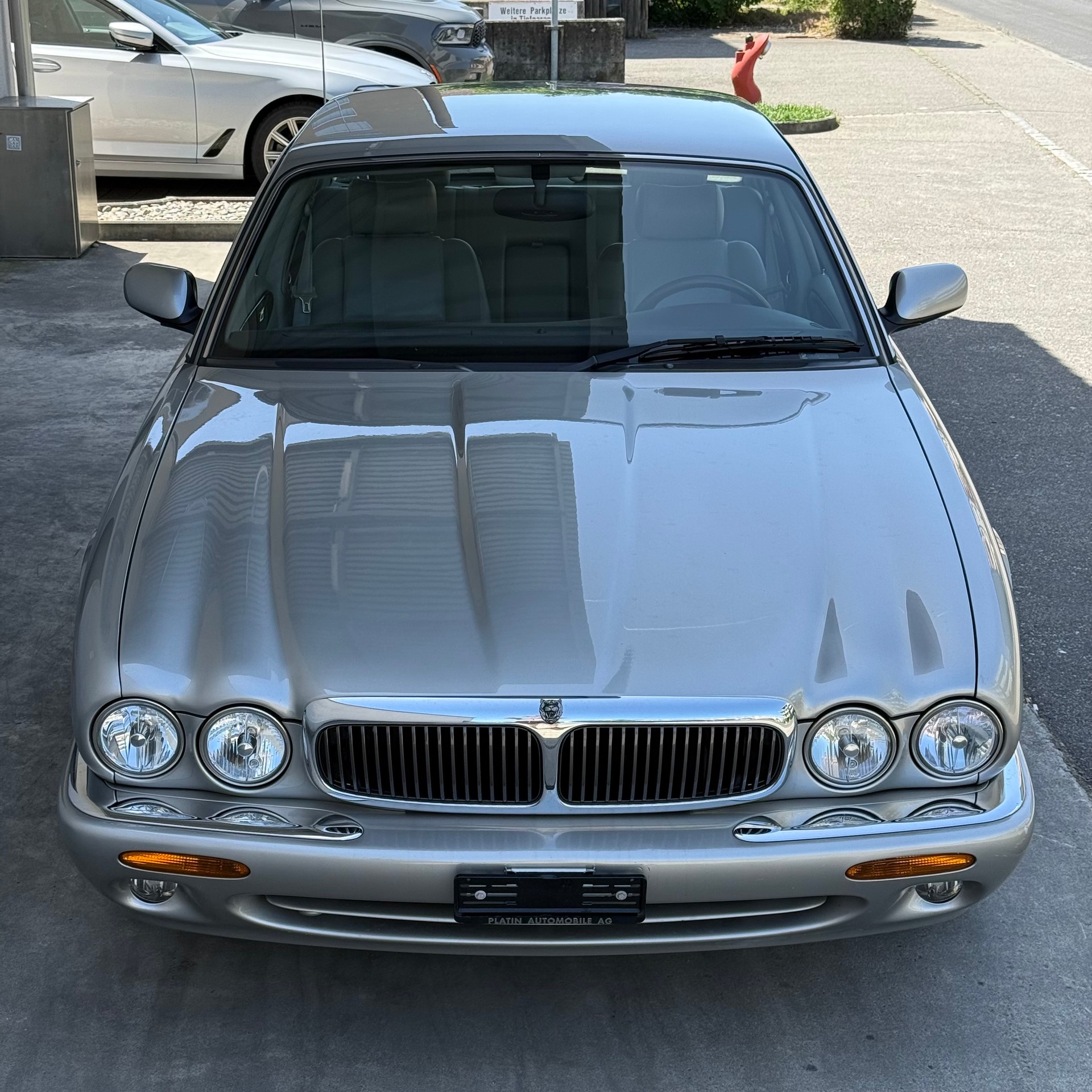 JAGUAR XJ 3.2 V8 Executive-showroom-element-2