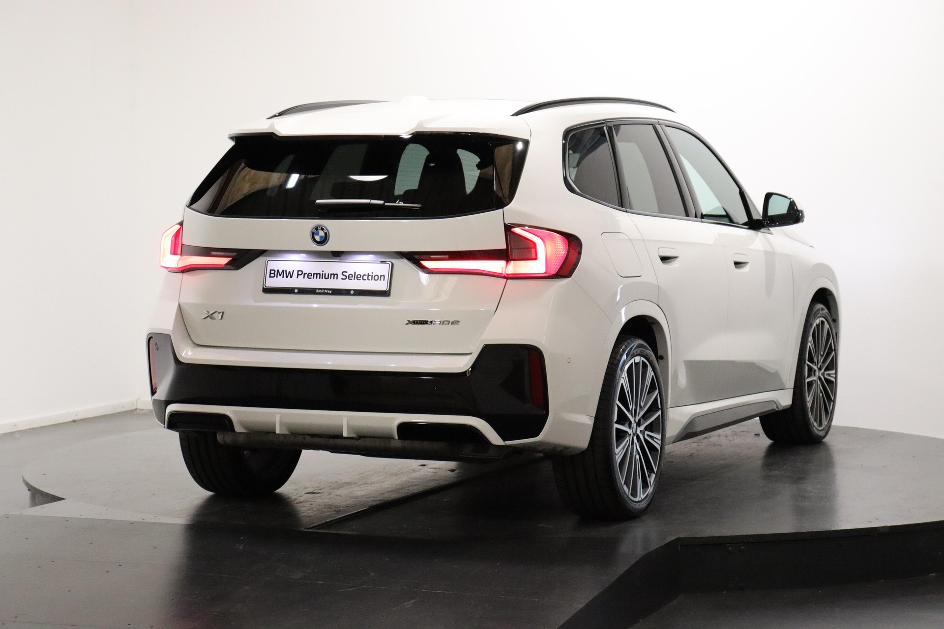 BMW X1 30e xDrive paddles-image-3