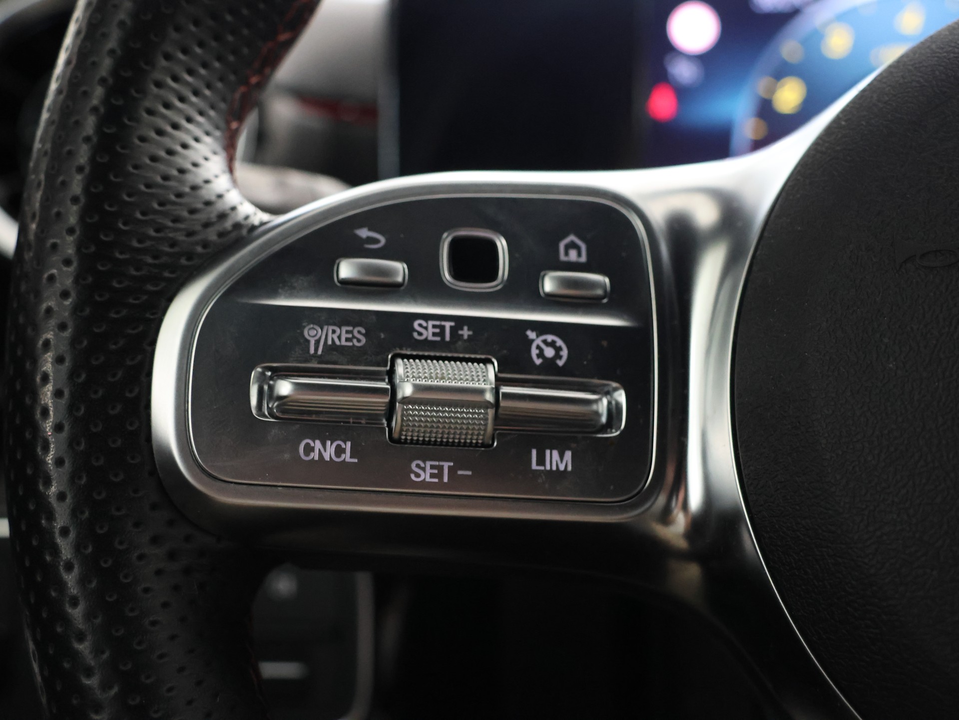 MERCEDES-BENZ A 180 d AMG Line *Rückfahrkamera* *Sitzheizung* *Command Touch*-image-18