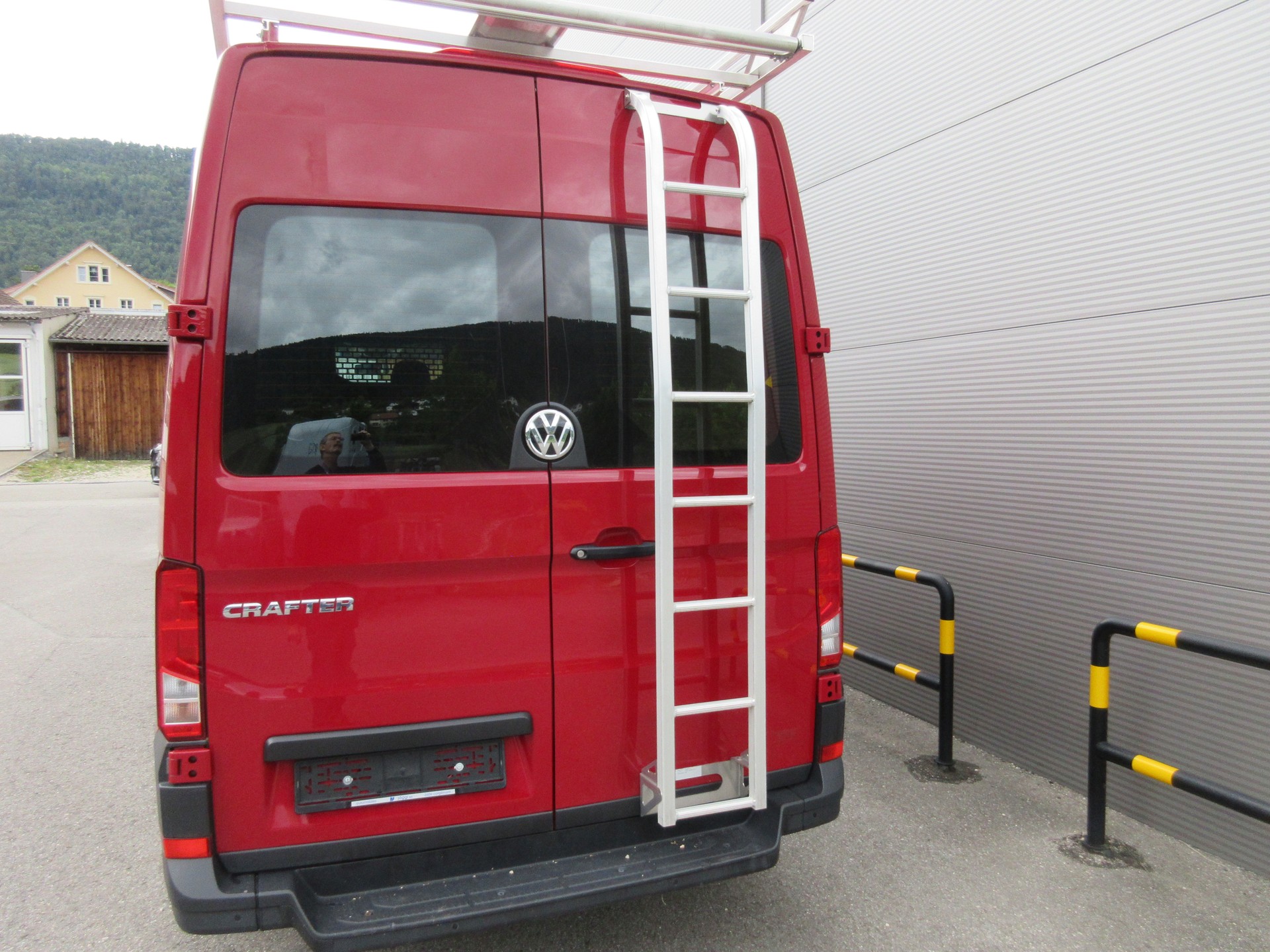 VW Crafter 35 2.0 TDI L4 A-image-1