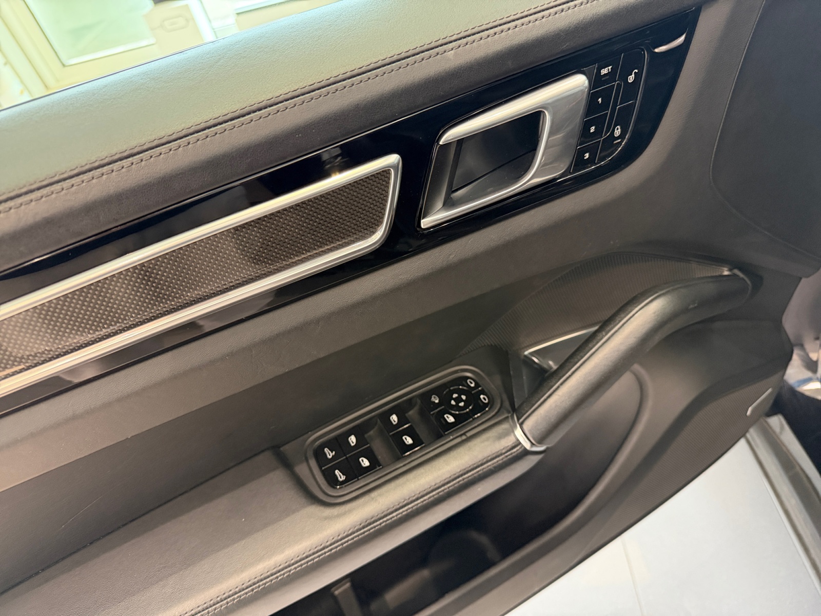 PORSCHE Cayenne Turbo-image-16