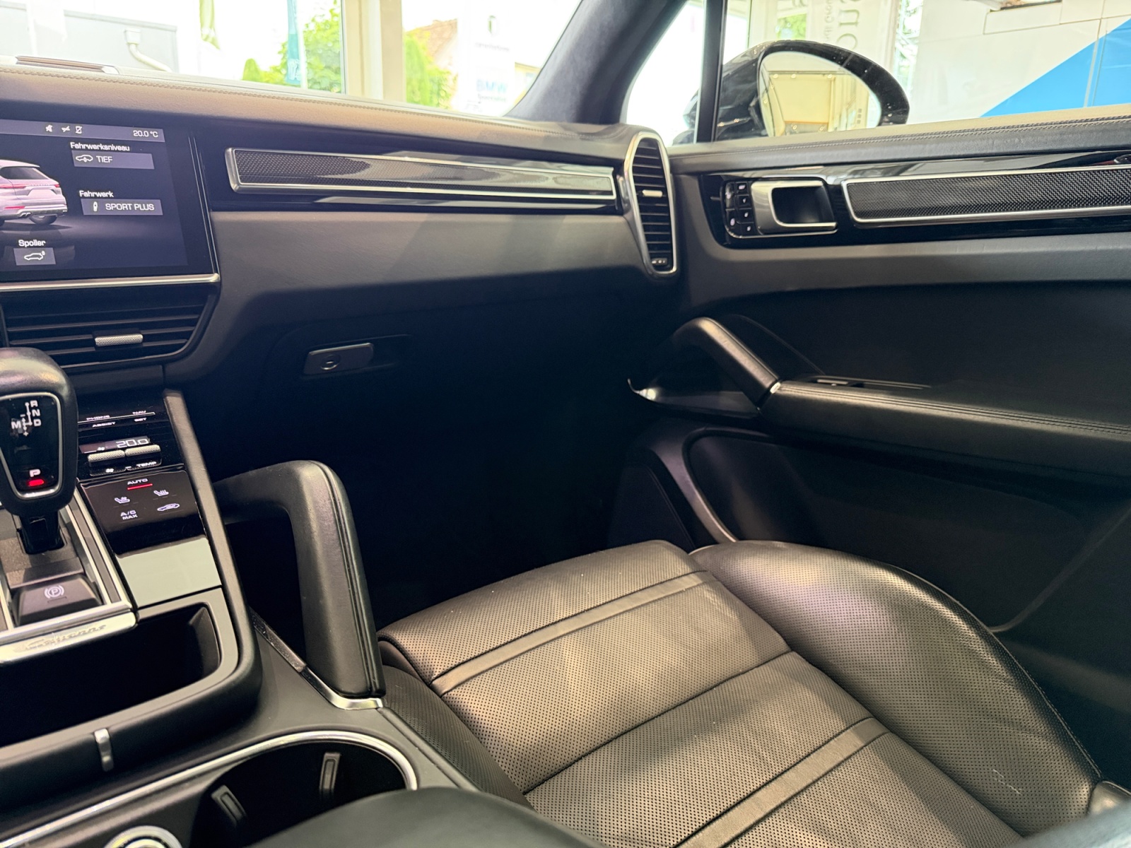 PORSCHE Cayenne Turbo-image-15
