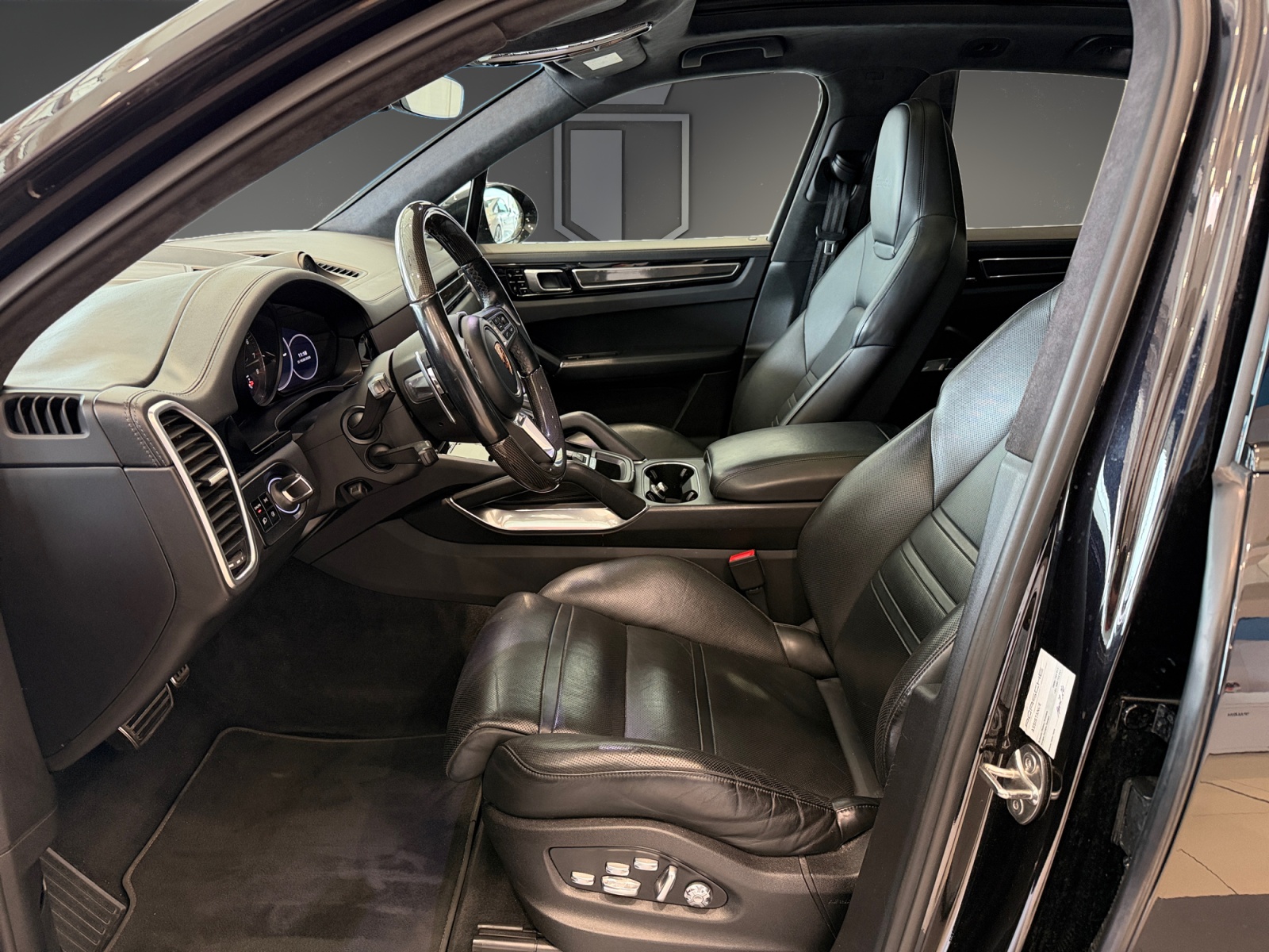 PORSCHE Cayenne Turbo-image-9