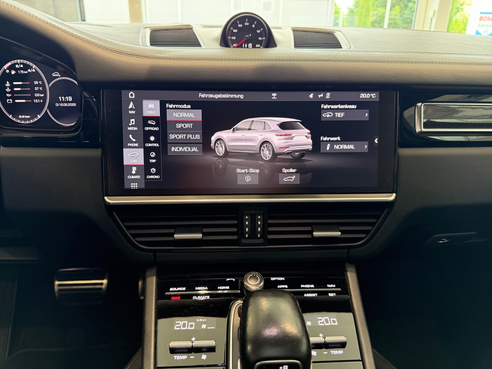 PORSCHE Cayenne Turbo-image-18
