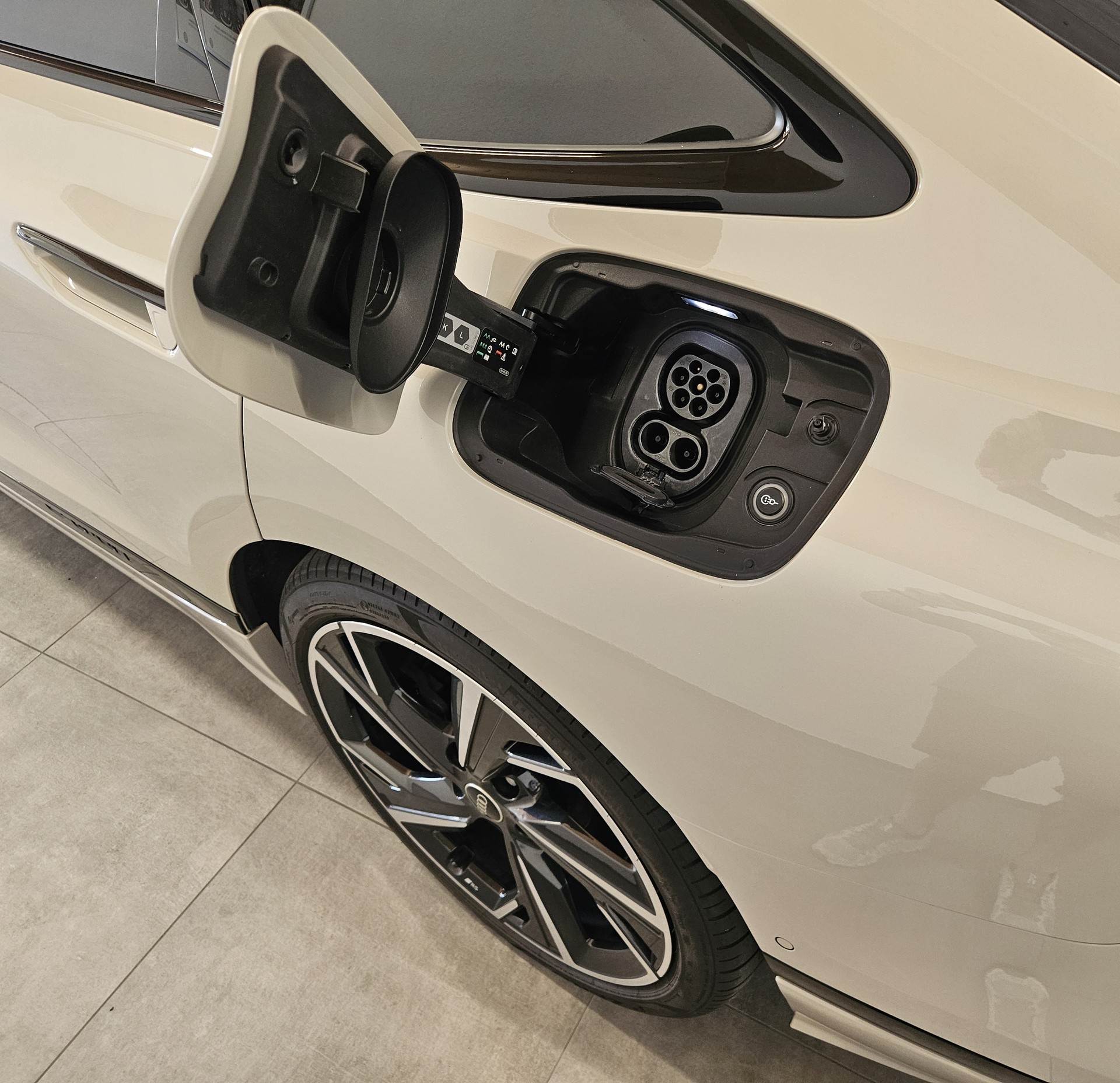 AUDI A6 Sportback e-tron quattro S-Line Tech pro mit traumhafter Ausstattung!-image-5