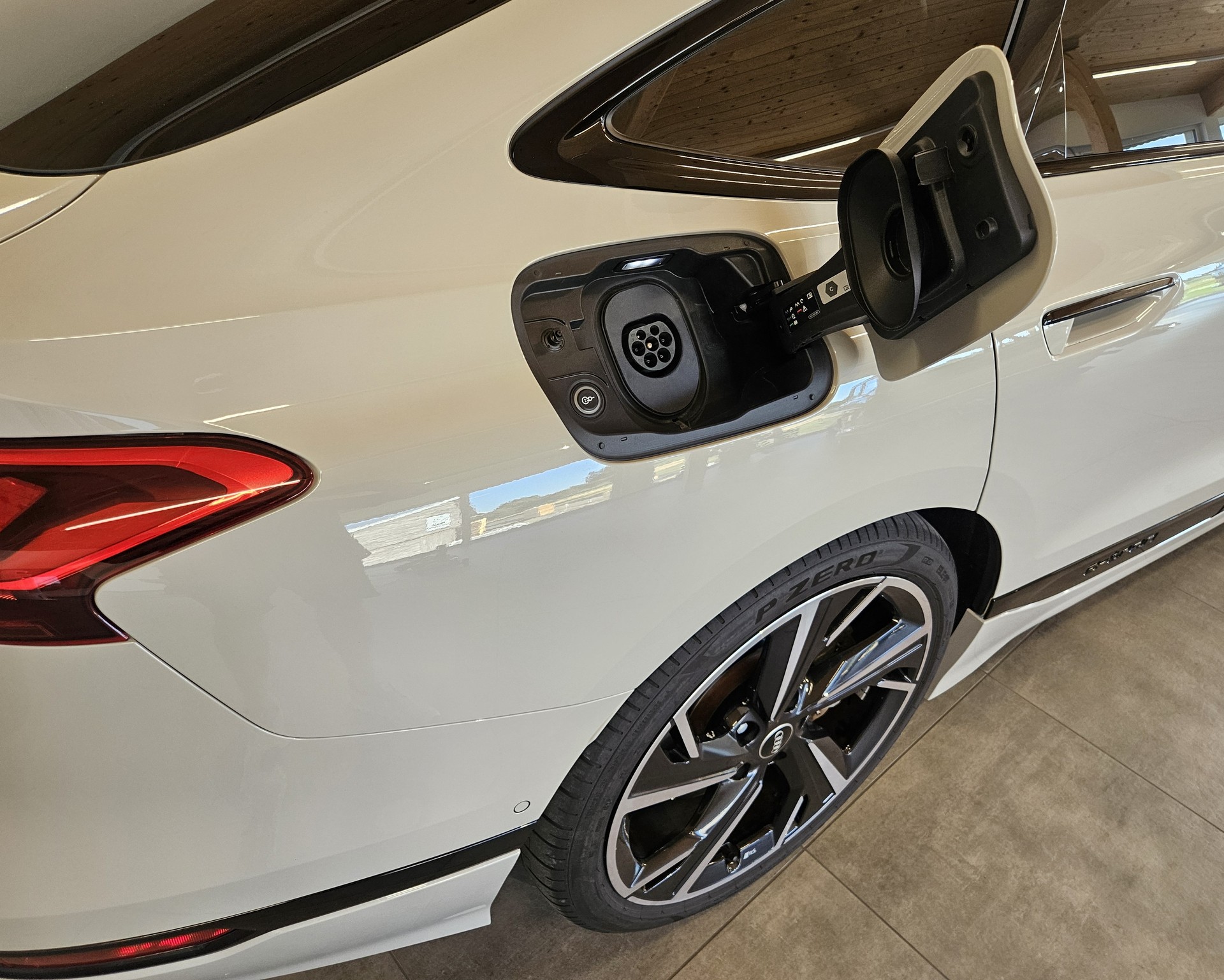 AUDI A6 Sportback e-tron quattro S-Line Tech pro mit traumhafter Ausstattung!-image-9