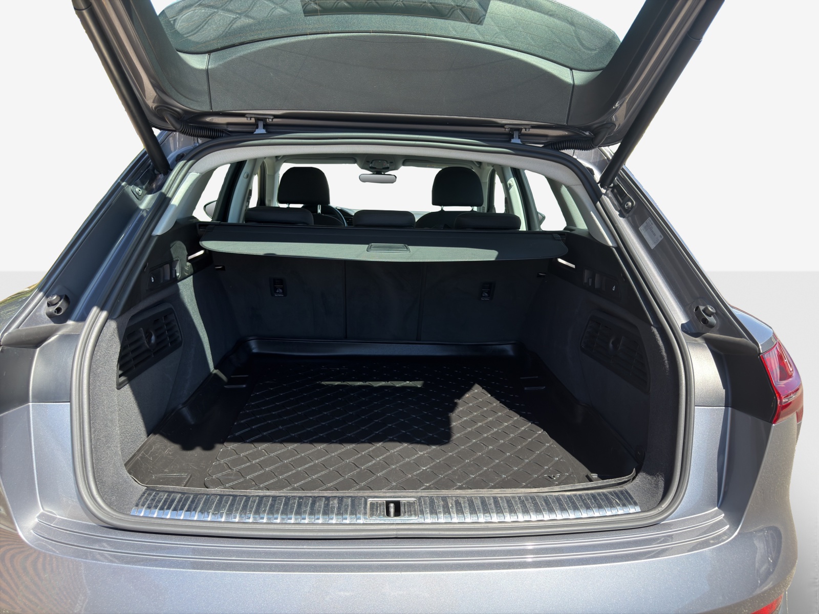 AUDI e-tron 50 quattro-image-13
