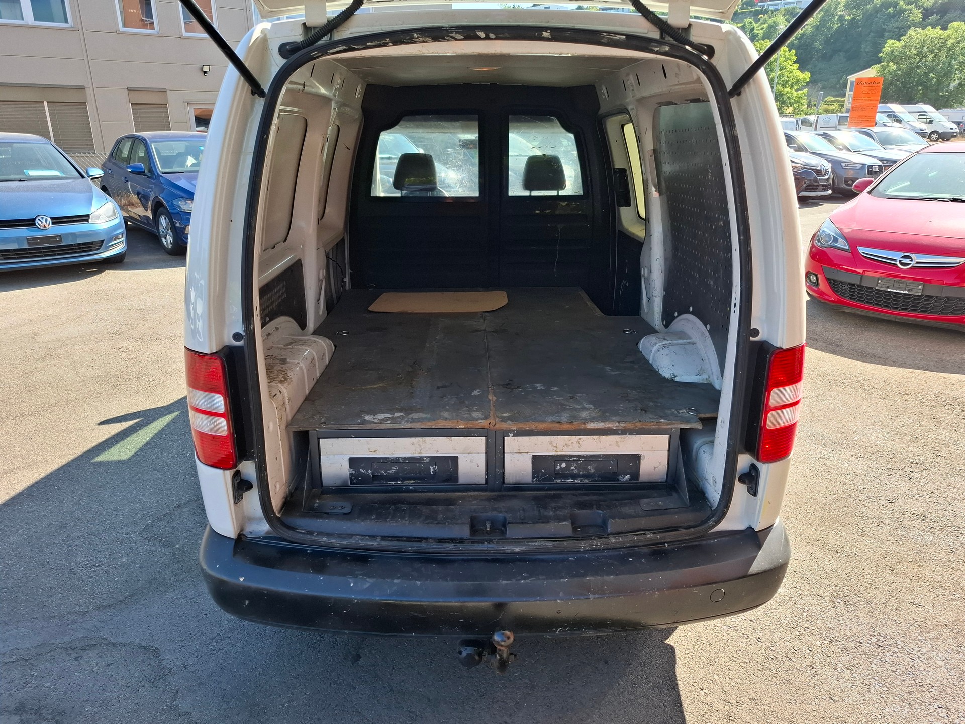 VW Caddy Maxi 1.6 TDI Blue Motion Technology-image-9