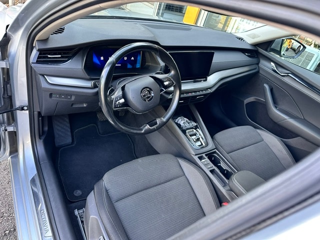 SKODA Octavia Combi 2.0 TDI DSG Ambition-image-13