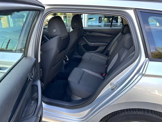 SKODA Octavia Combi 2.0 TDI DSG Ambition-image-9