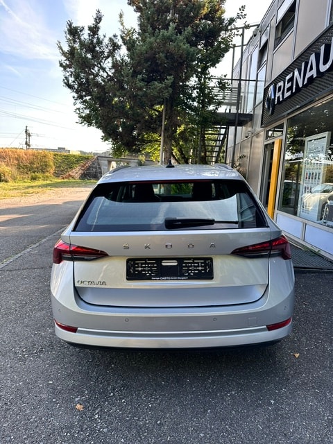 SKODA Octavia Combi 2.0 TDI DSG Ambition-image-6