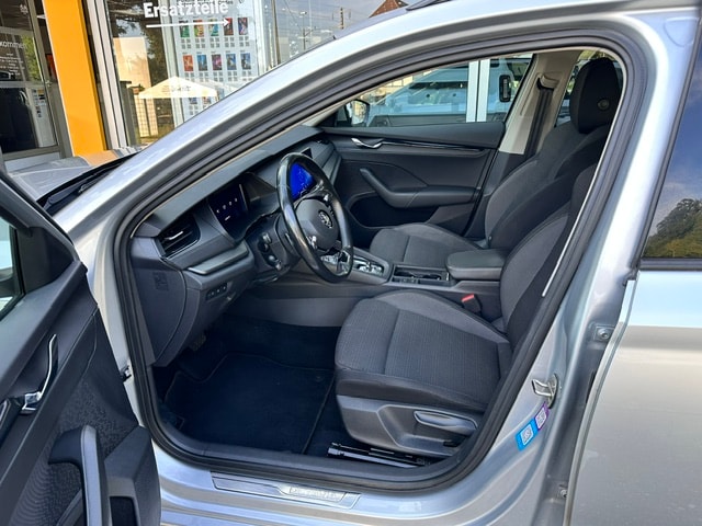 SKODA Octavia Combi 2.0 TDI DSG Ambition-image-12