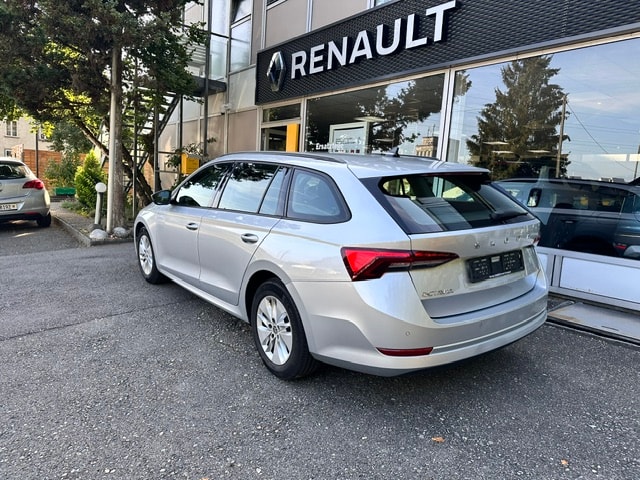 SKODA Octavia Combi 2.0 TDI DSG Ambition-image-5