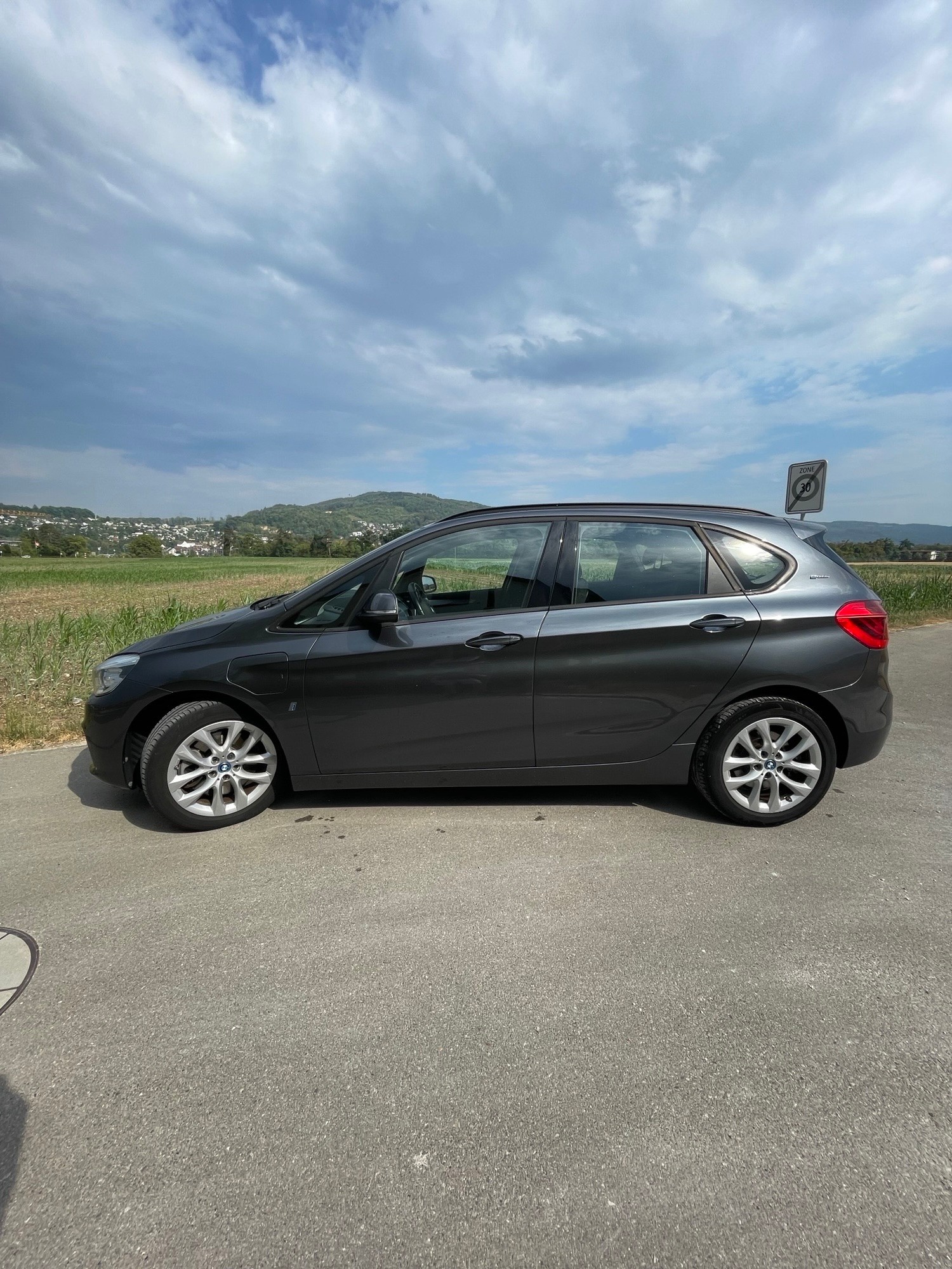 BMW 225xe-image-0