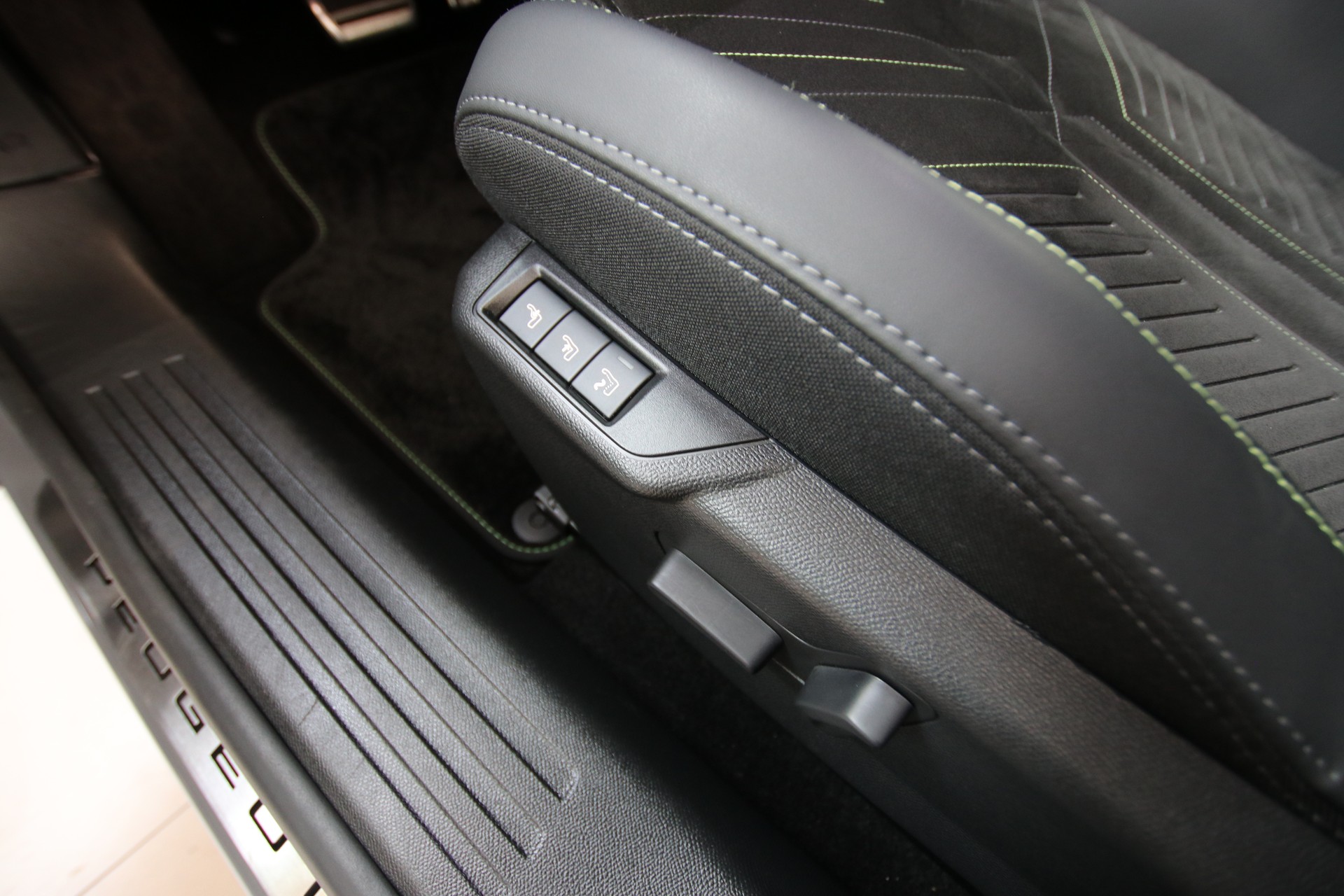 PEUGEOT 2008 1.2 PureTech GT-image-24