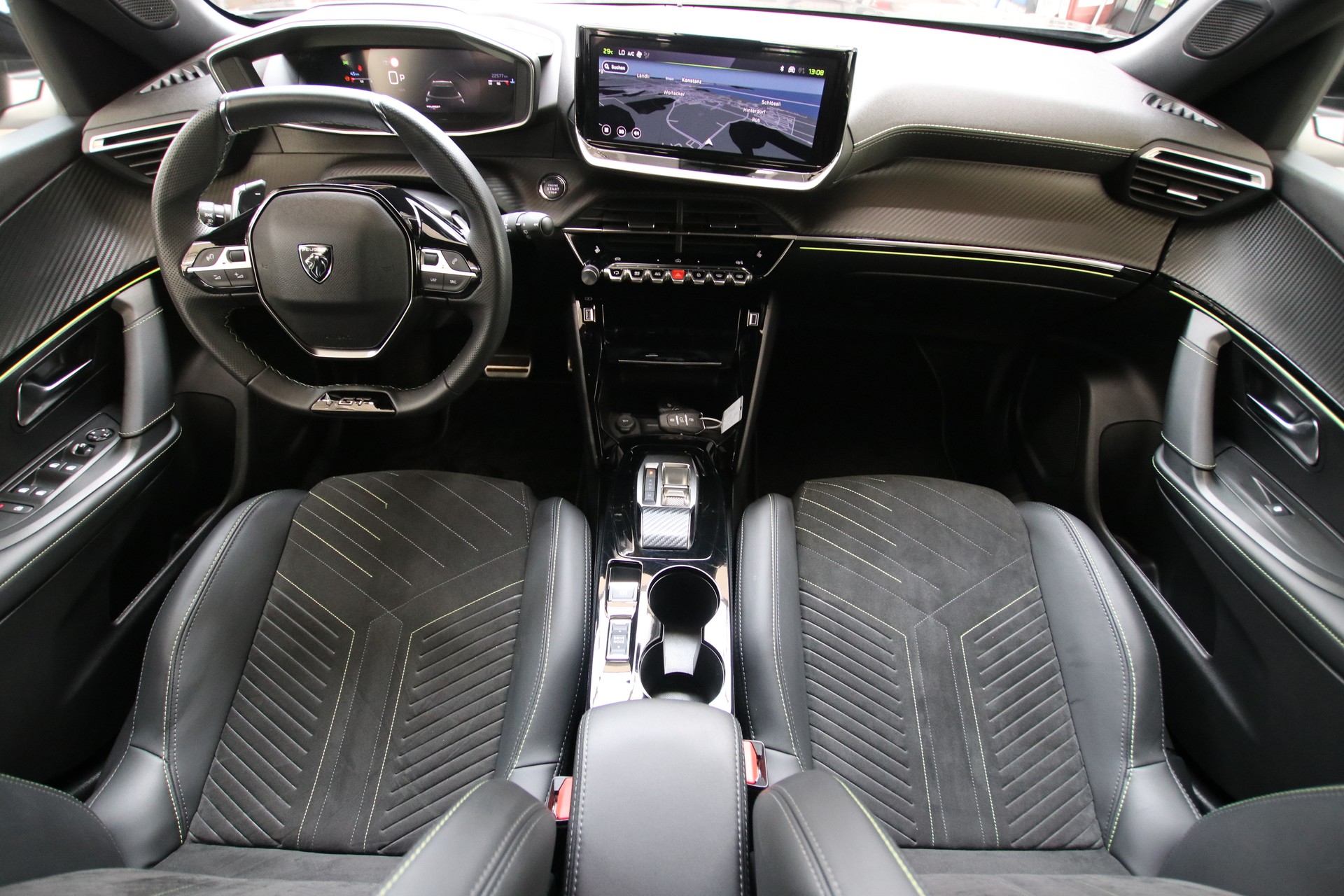 PEUGEOT 2008 1.2 PureTech GT-image-9