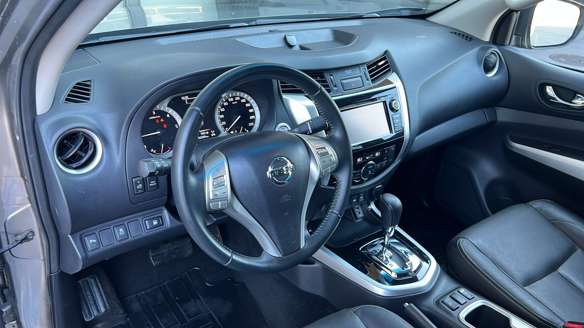 NISSAN Navara Double Cab Tekna 2.3 dCi 4WD Automatic-image-9