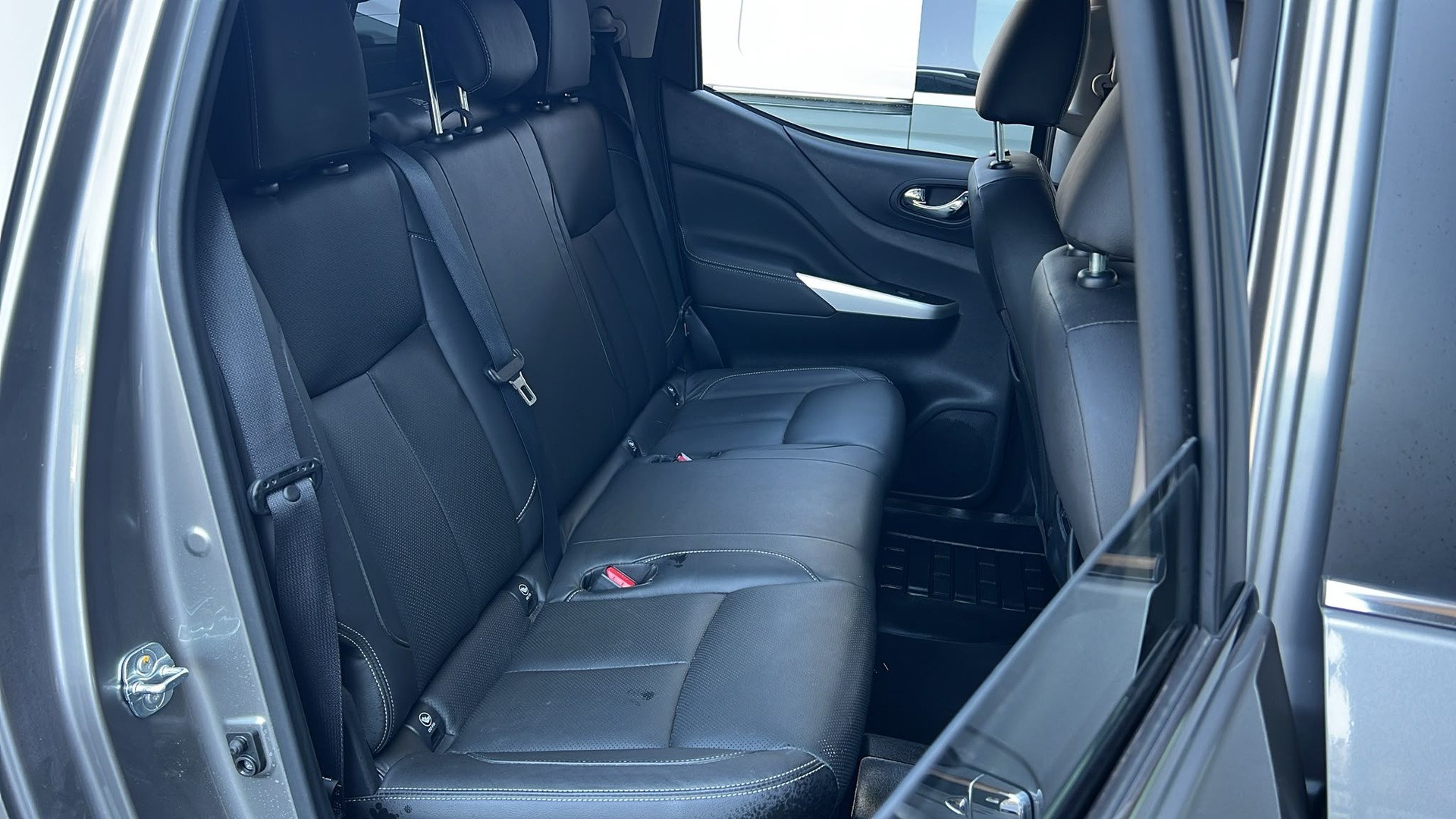 NISSAN Navara Double Cab Tekna 2.3 dCi 4WD Automatic-image-16