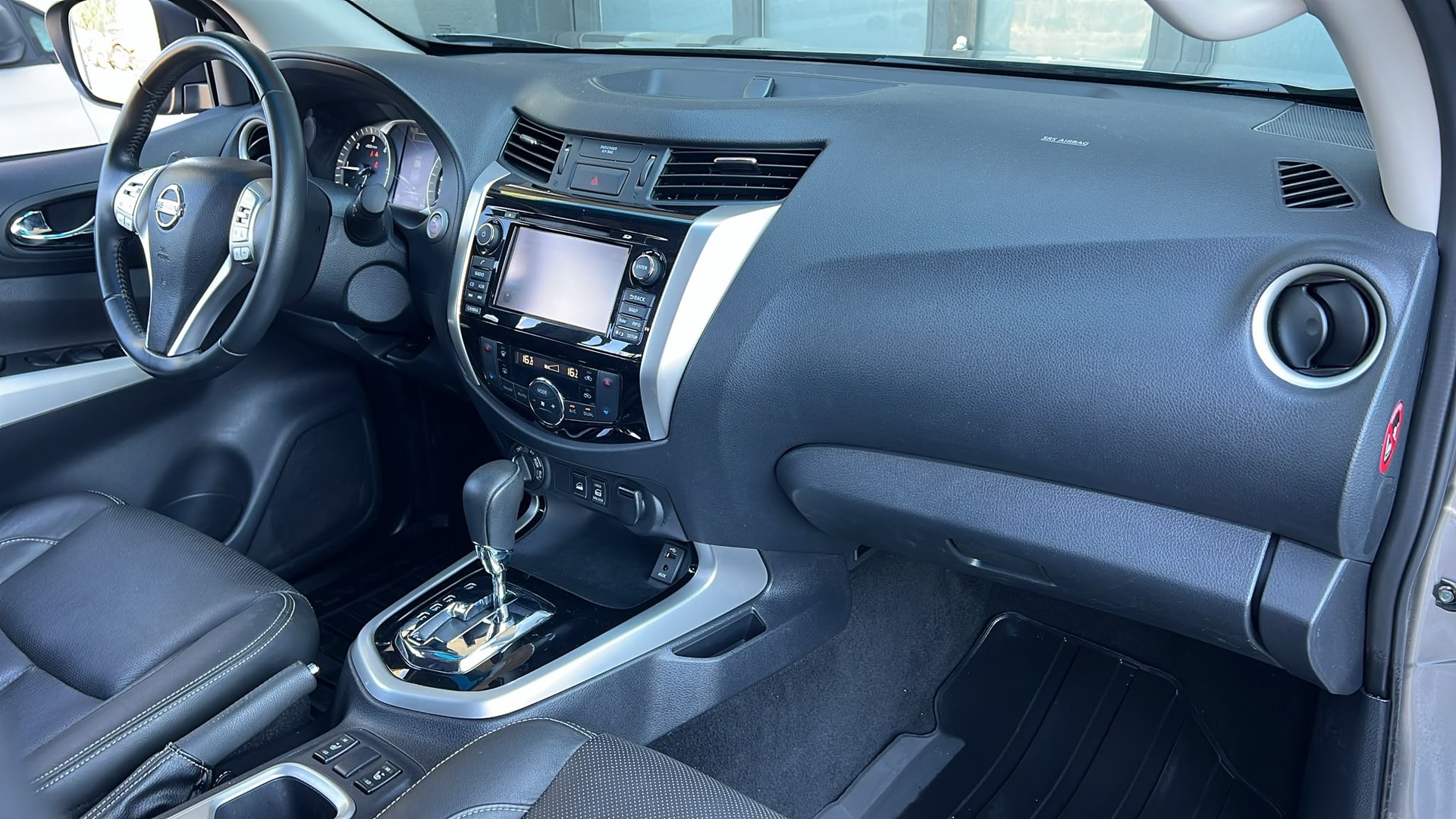 NISSAN Navara Double Cab Tekna 2.3 dCi 4WD Automatic-image-11