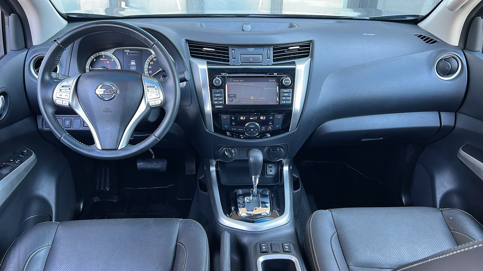 NISSAN Navara Double Cab Tekna 2.3 dCi 4WD Automatic-image-8