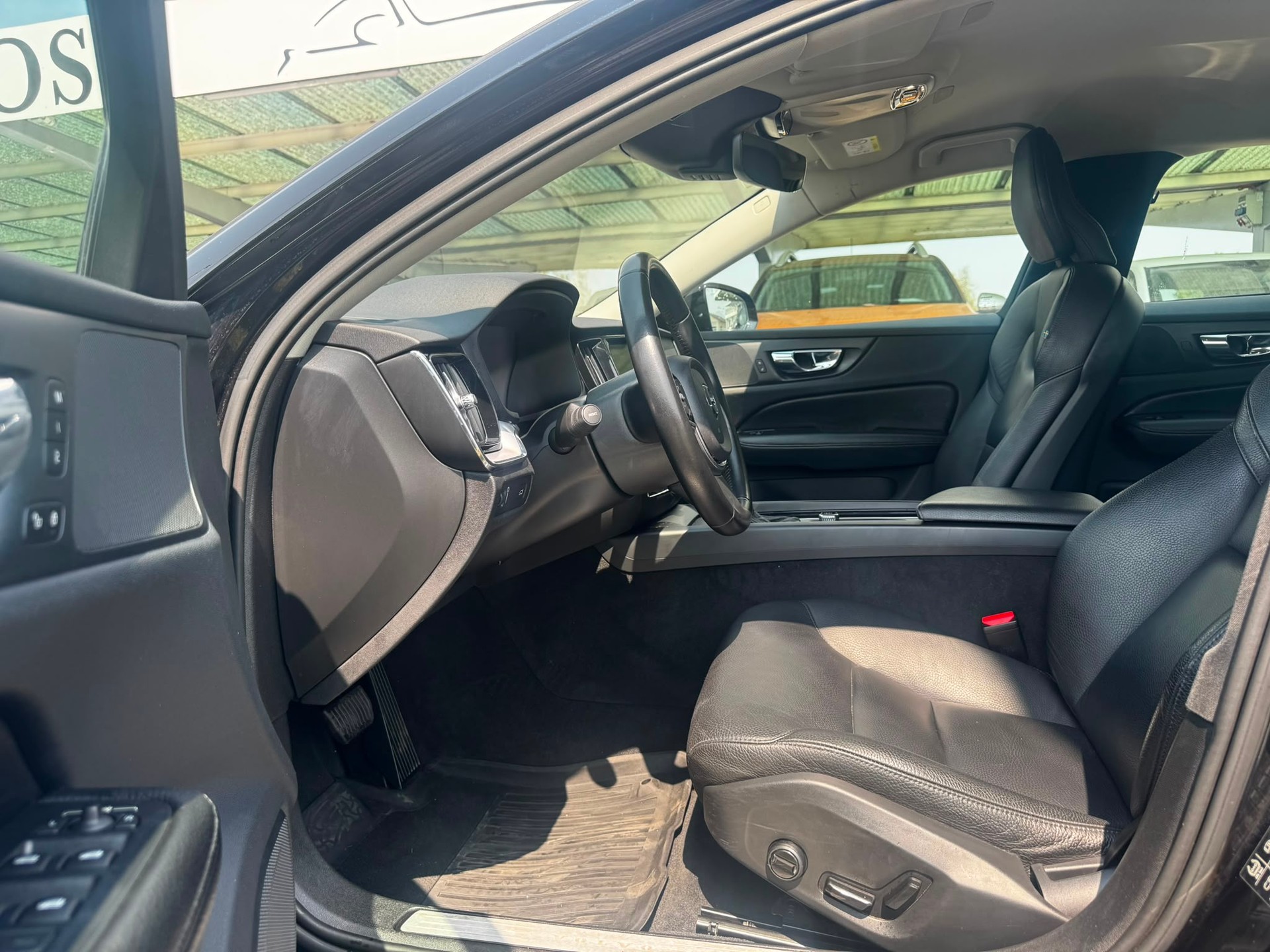 VOLVO V60 D4 Momentum Geartronic-image-8
