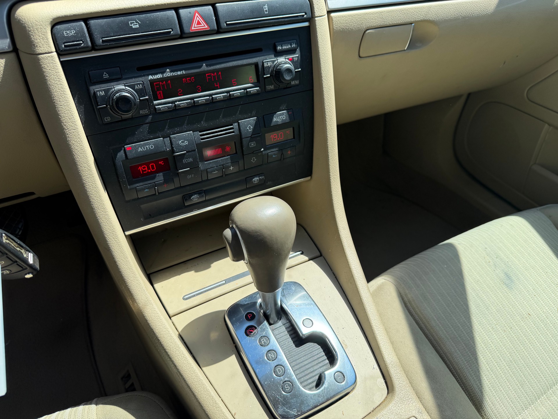 AUDI A4 Avant 1.8 Turbo-image-9