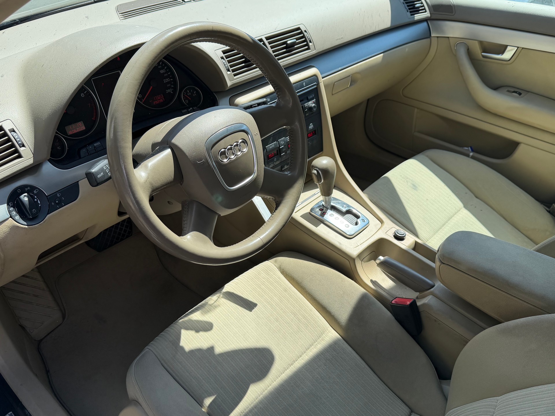 AUDI A4 Avant 1.8 Turbo-image-4